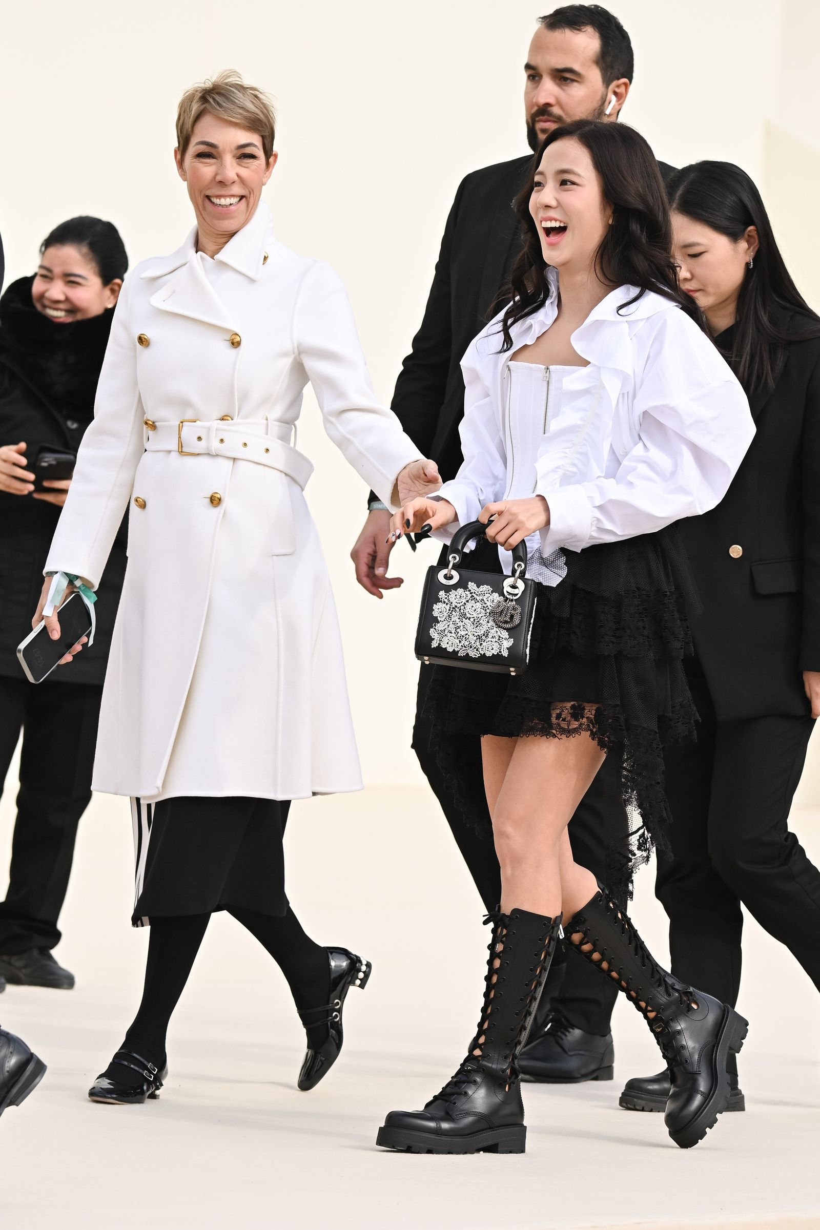 Trước giờ G show Dior: Jisoo (BLACKPINK) đau buồn vì mất mát người thân yêu