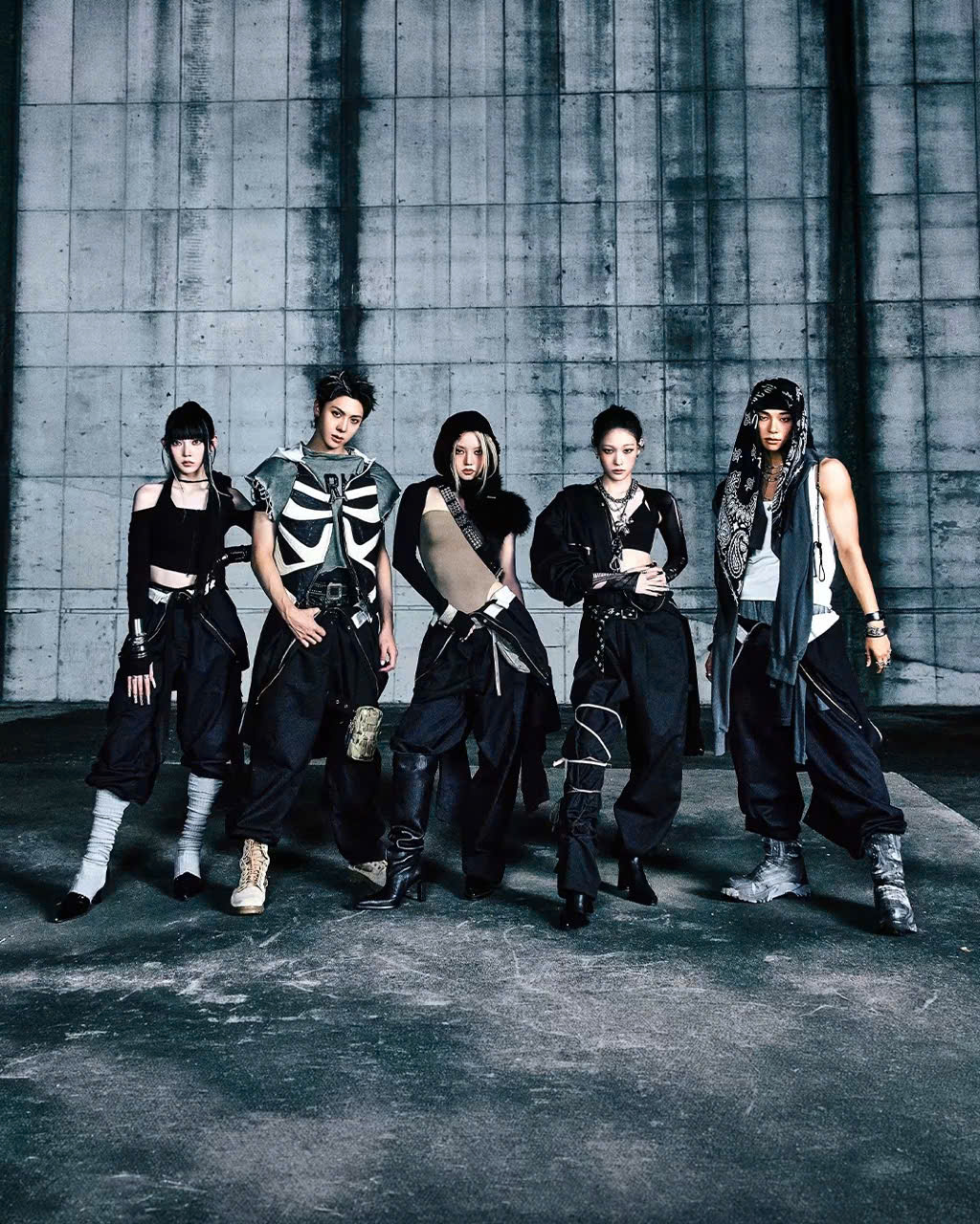ALLDAY PROJECT là nhóm nhạc hỗn hợp gồm 5 thành viên sở hữu màu sắc cá nhân rõ nét bao gồm ba thành viên nữ là Annie, Bailey, Youngseo cùng hai thành viên nam là Tarzzan và Woochan