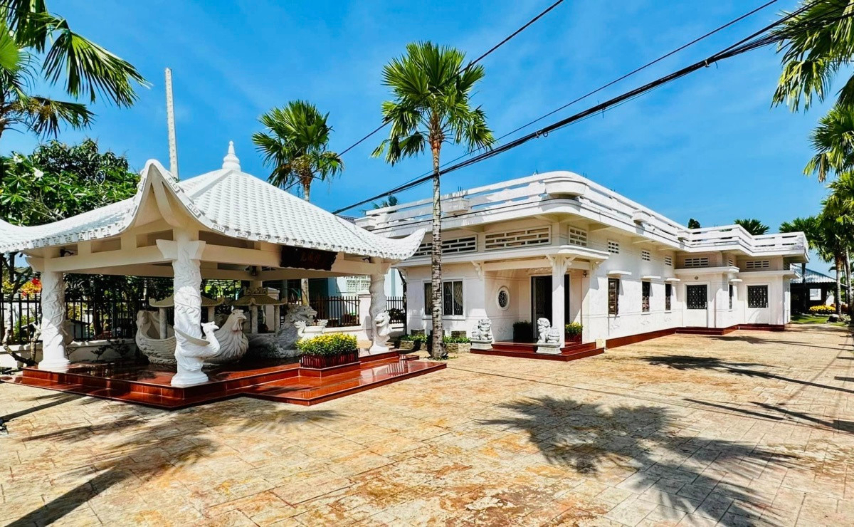 Lâm Hùng trùng tu lại cơ ngơi của gia đình, không gian gây ấn tượng mạnh mẽ với diện tích 4.000m²