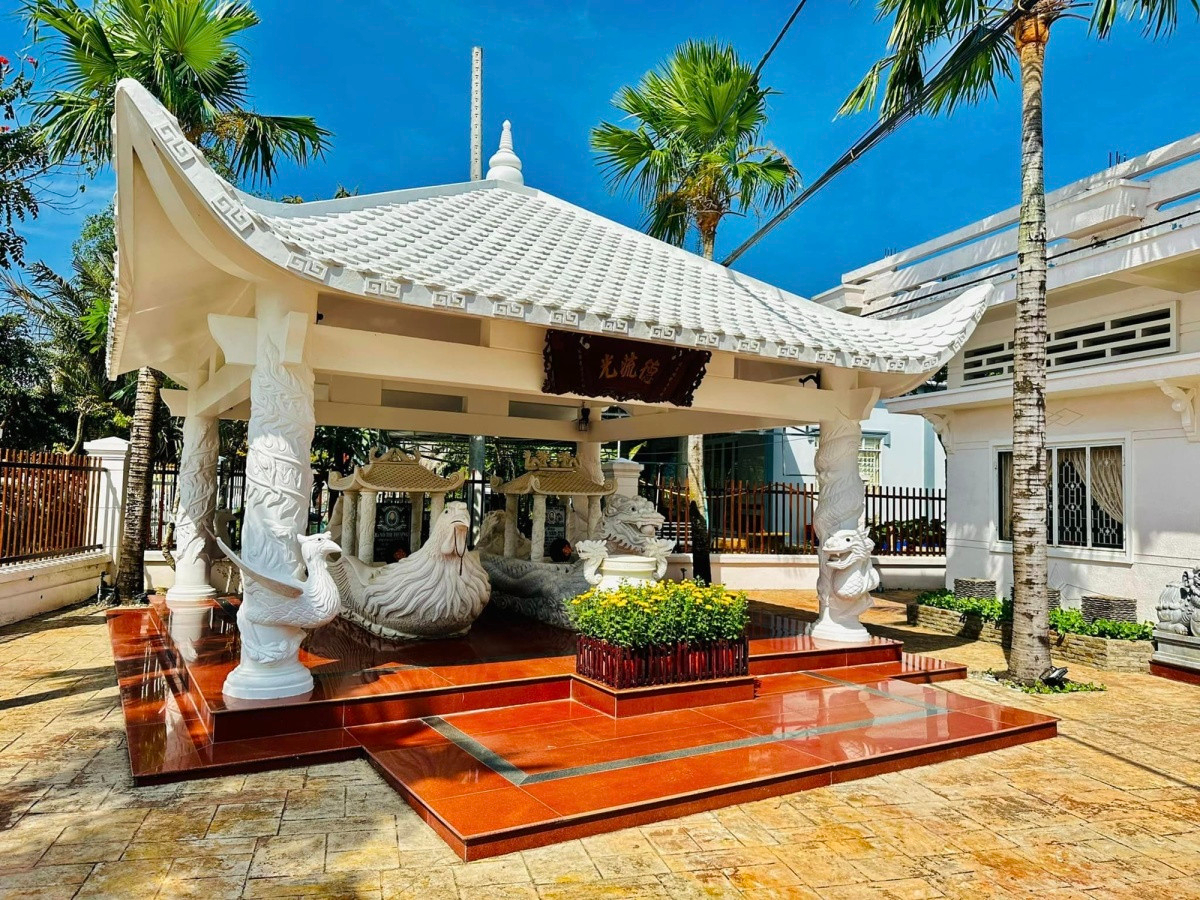 Phần mộ của bố mẹ nam ca sĩ được đặt trang nghiêm tại khu sân chính, ngay gần cổng vào