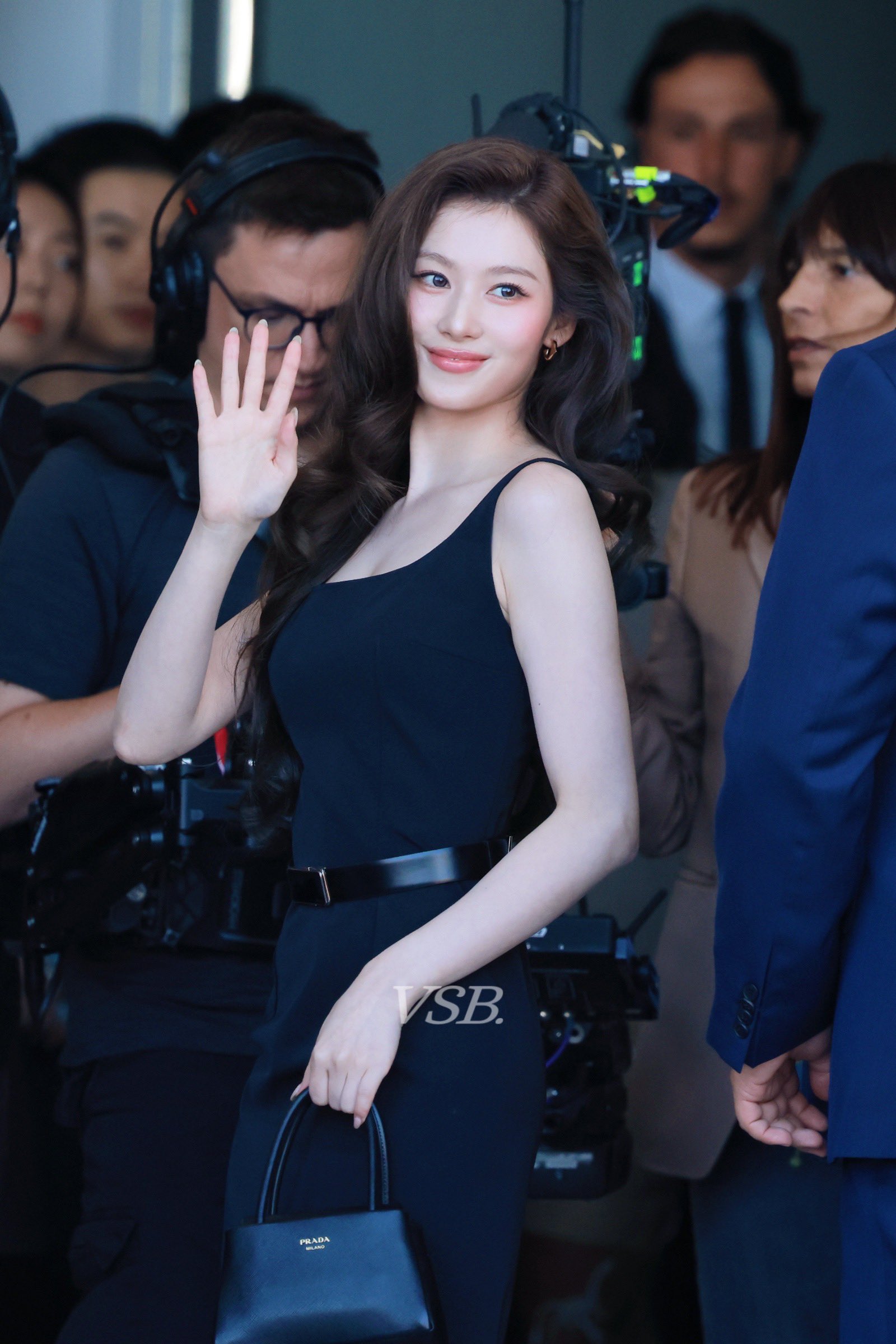Thời gian gần đây, Sana (TWICE) nhận được nhiều sự chú ý trên mạng xã hội khi xuất hiện tại Tuần lễ Thời trang Milan