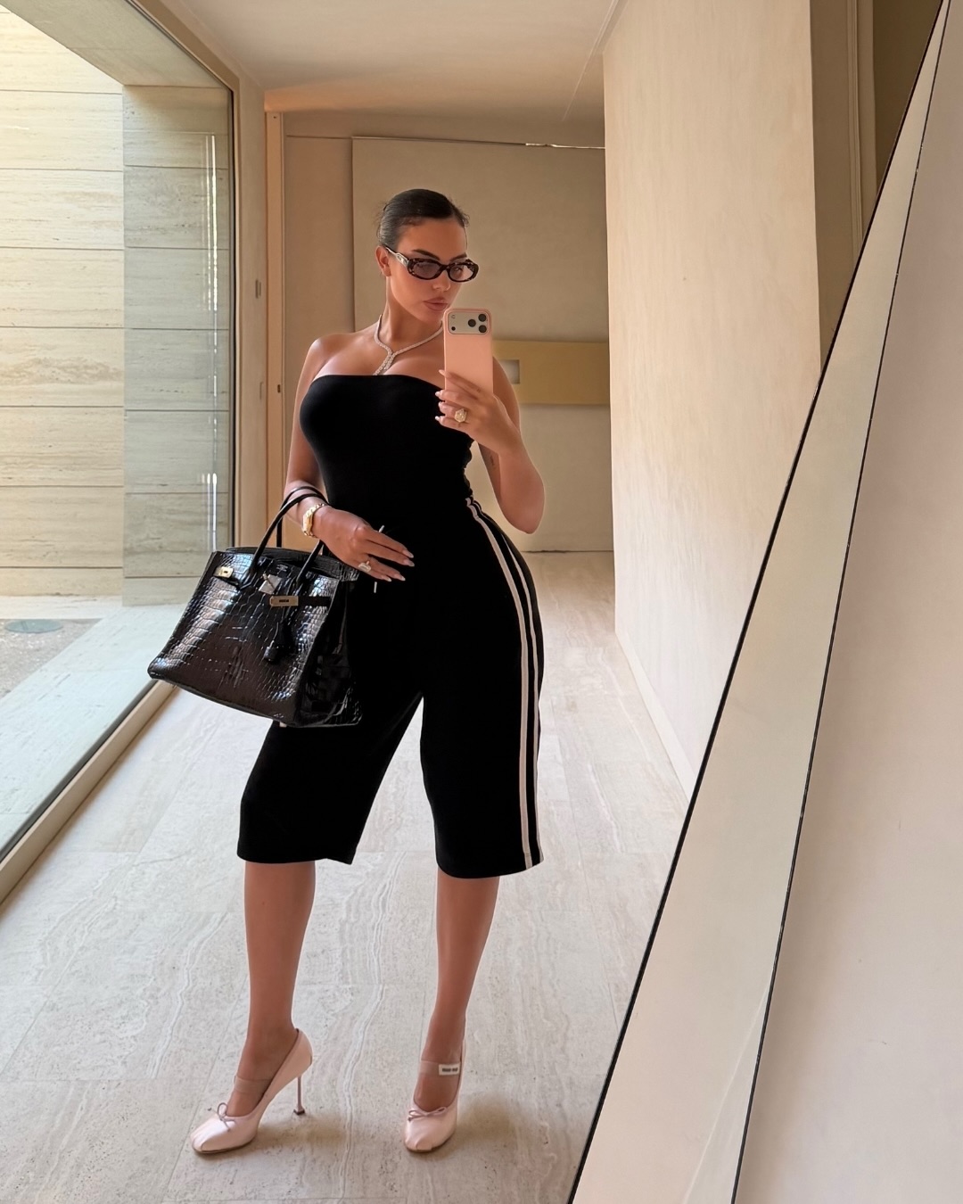 Khi đồ active trở thành xu hướng, vợ CR7 tận dụng sức nóng ra mắt brand thời trang riêng thay vì lao vào mảnh đất beauty đã chật chội các IT-girl nổi tiếng.
