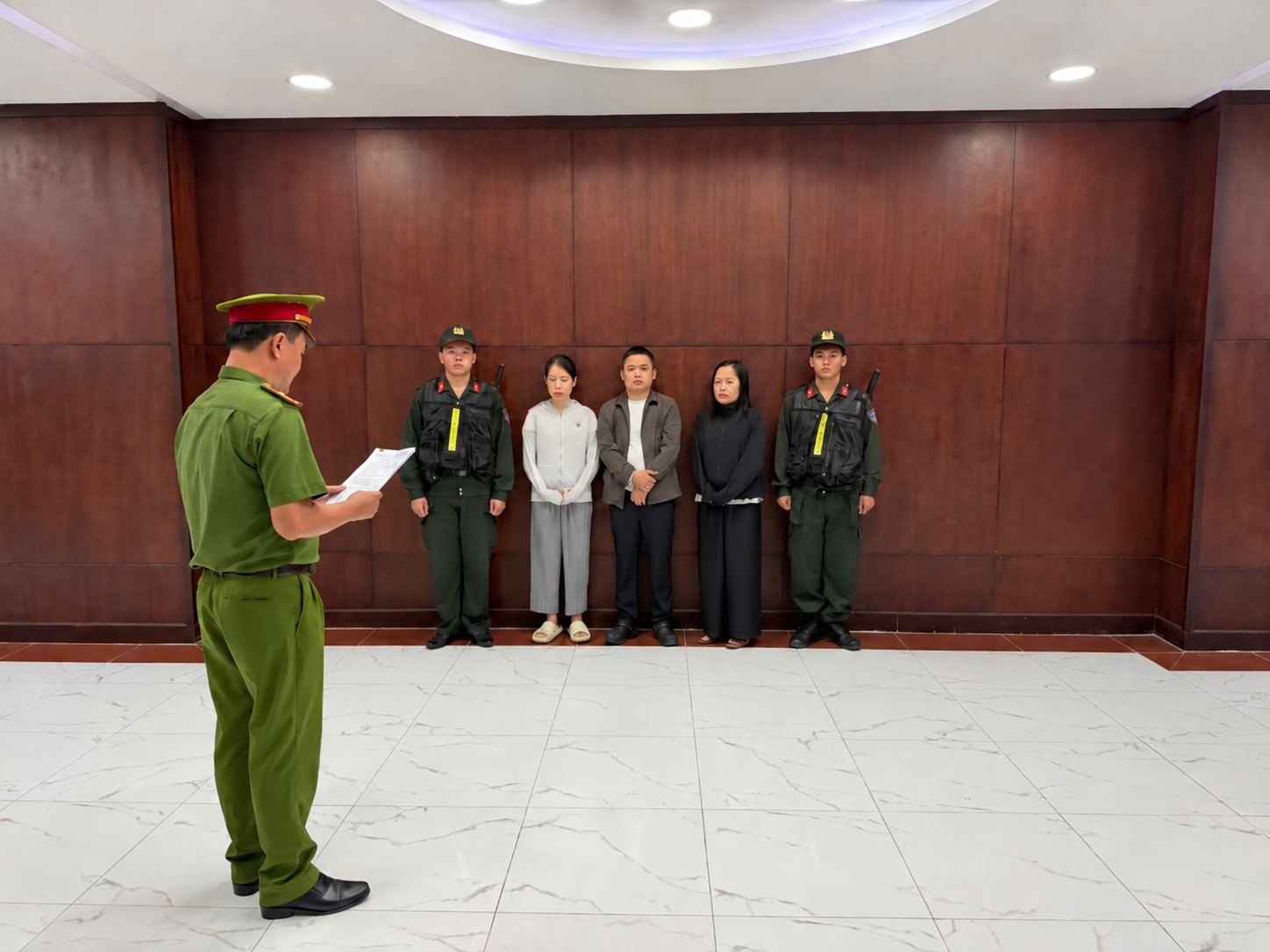 Cơ quan công an tống đạt các quyết định khởi tố Nguyễn Thị Thanh Hoa, Lê Hữu Hoàng, Đặng Thiên Hương. Ảnh: Công an cung cấp