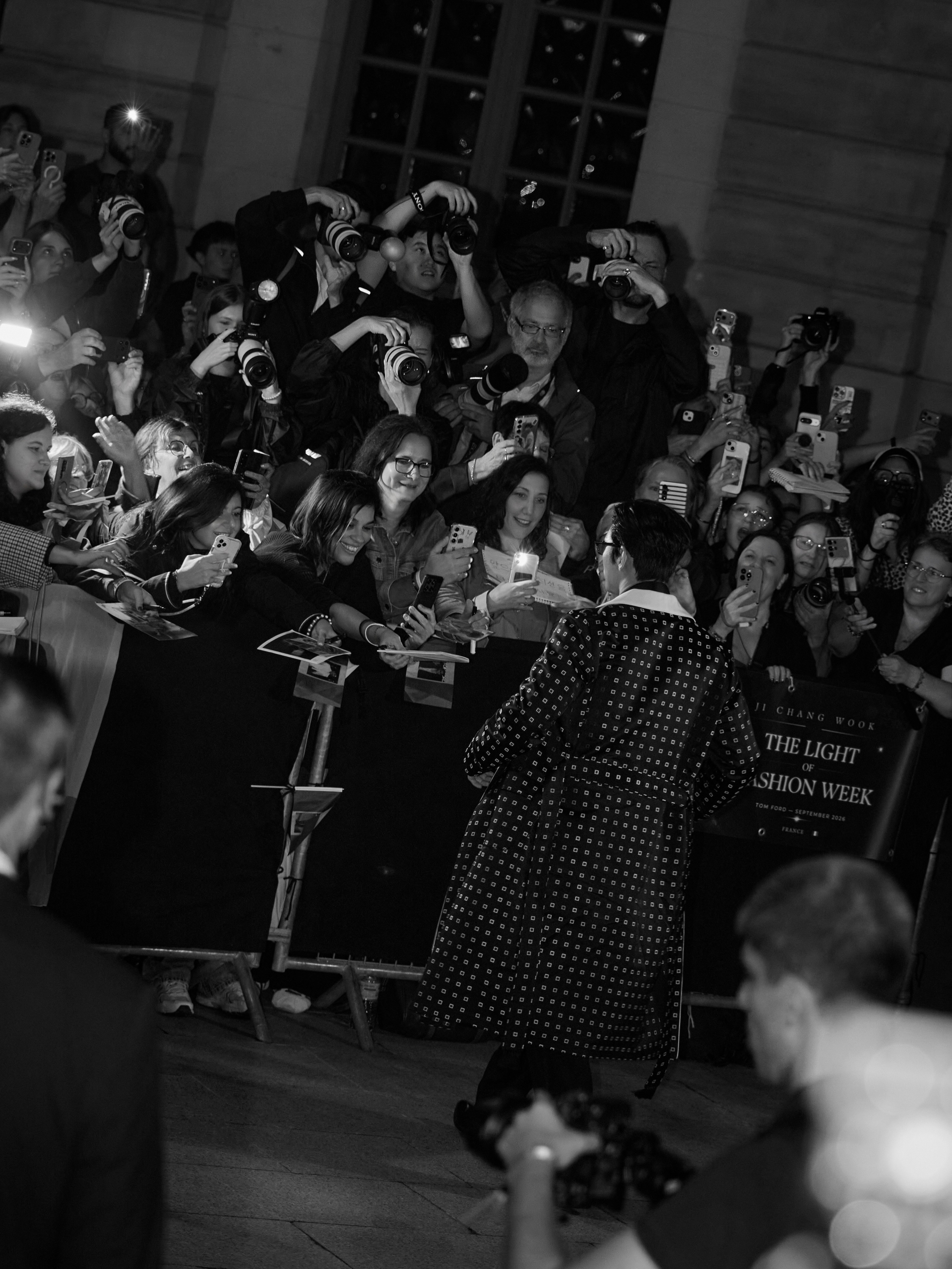 Tổng tài Hàn Quốc cất Scandal, lên đồ bảnh nhất Paris: Fan bên Tây hò hét đến khản cổ