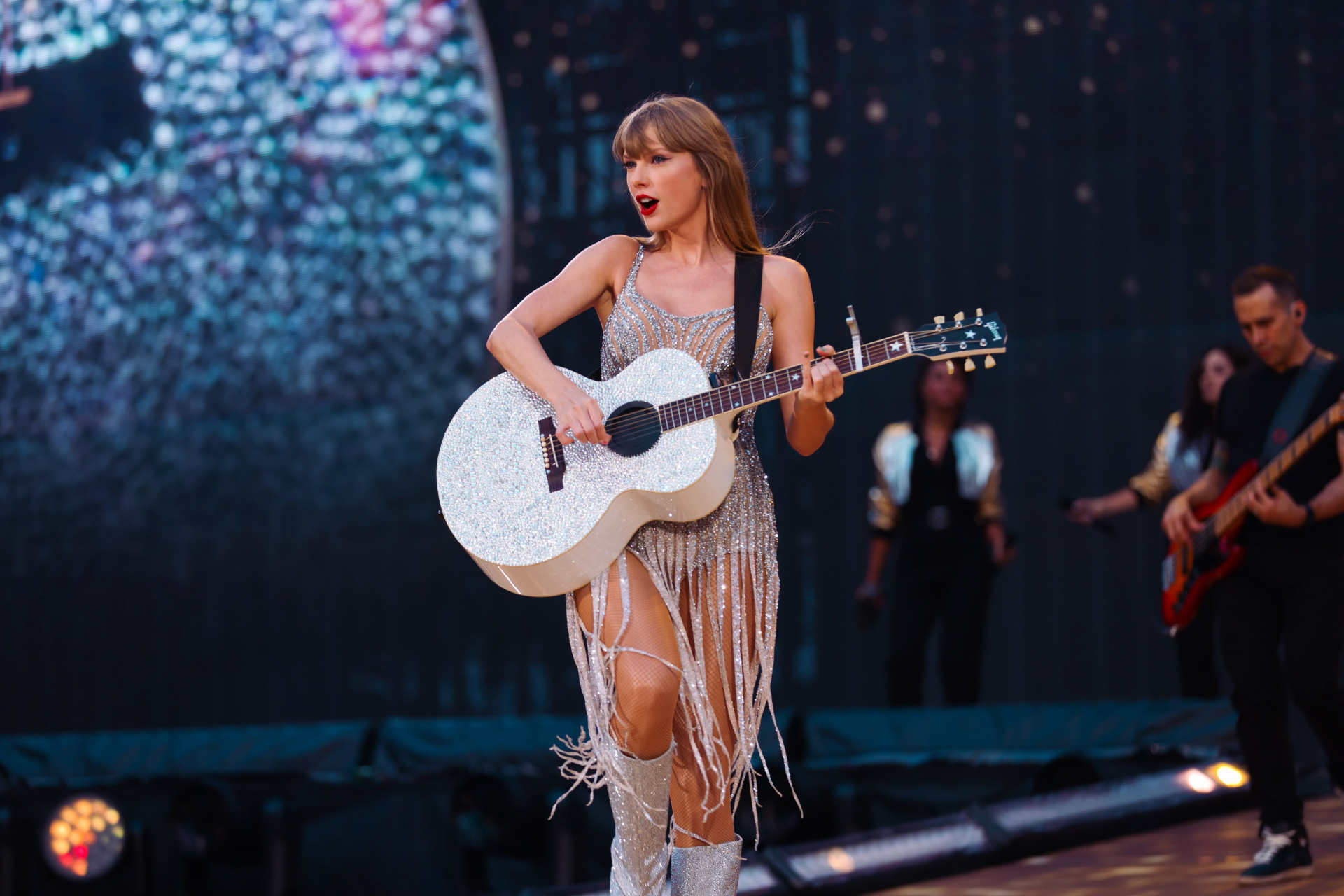 Có rất nhiều đánh giá về The Encore là việc Taylor Swift ngày càng xoay quanh thế giới của chính mình