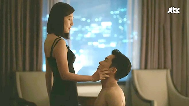 Kim Hee Ae trong Thế Giới Hôn Nhân được khen, tại sao Son Ye Jin thì bị chỉ trích?
