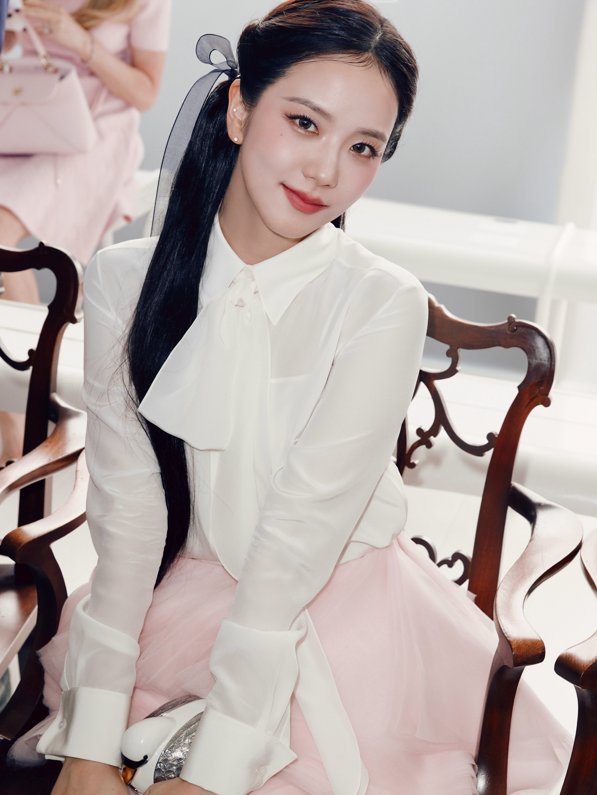 Jisoo đối diện với loạt ý kiến trái chiều xoay quanh tạo hình tại show Dior mới.