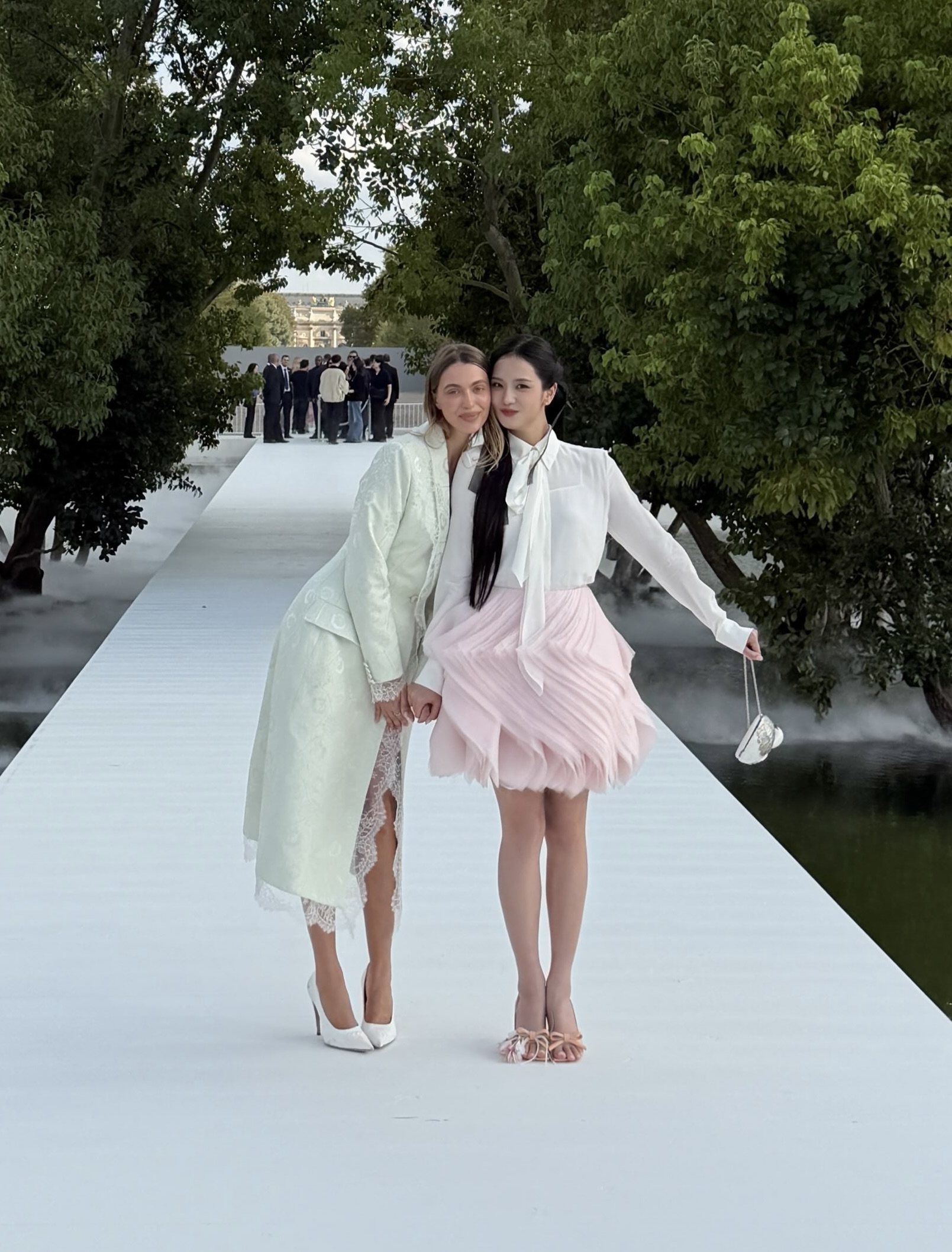 Jisoo và cuộc gặp gỡ xúc động với Héloïse Agostinelli, con gái cố Giám đốc Mathilde Favier.