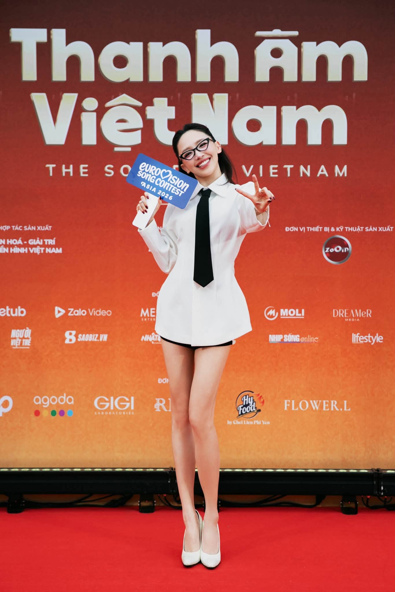 Nhiều người thích thú khi ví von Tóc Tiên như đang liên tục xuất hiện ở nhiều “vũ trụ” khác nhau của showbiz, nhưng đều xoay quanh một cái tên Em