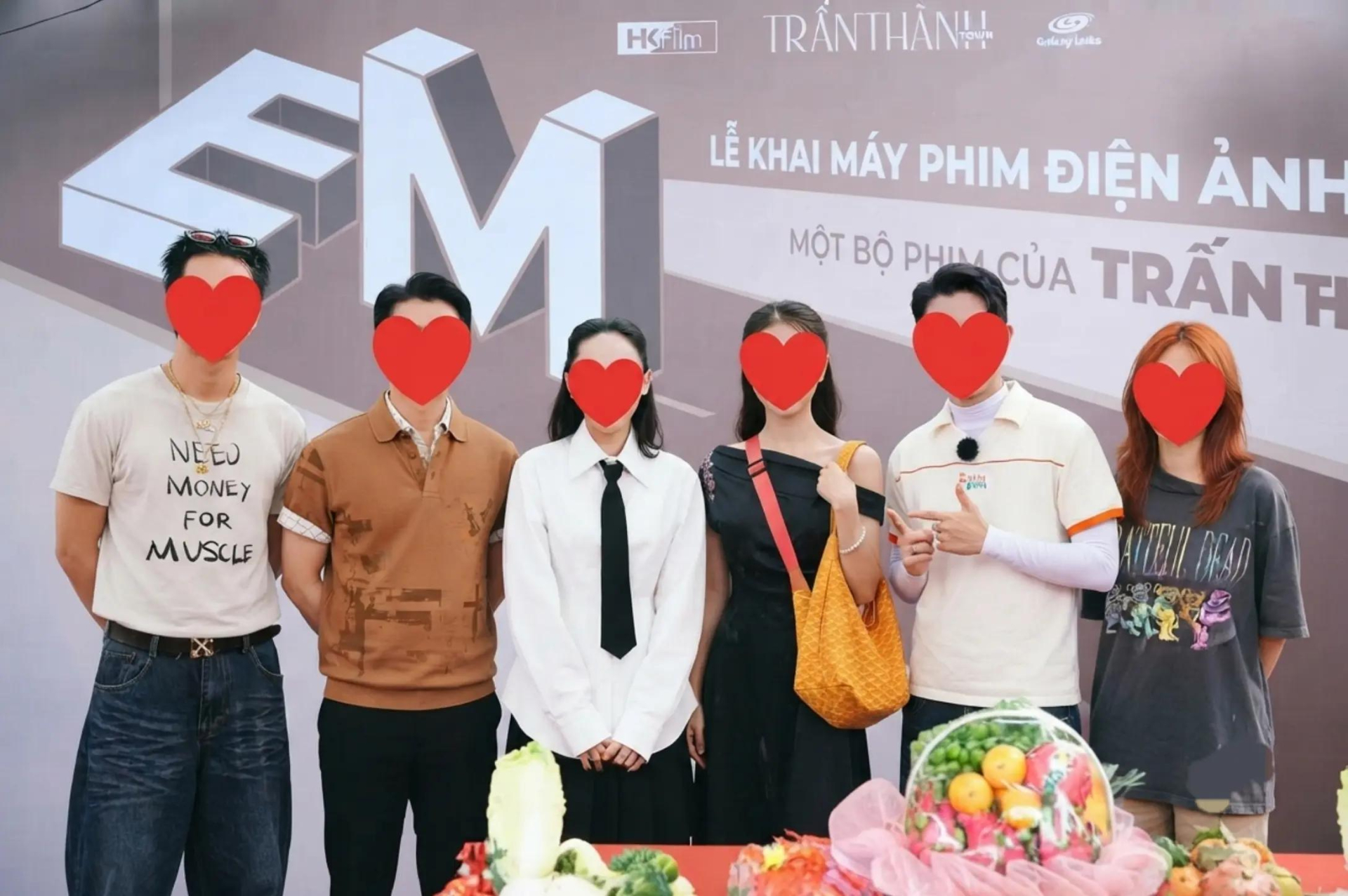 Bức ảnh dàn cast phim EM tại lễ khai máy đang được chia sẻ trên MXH