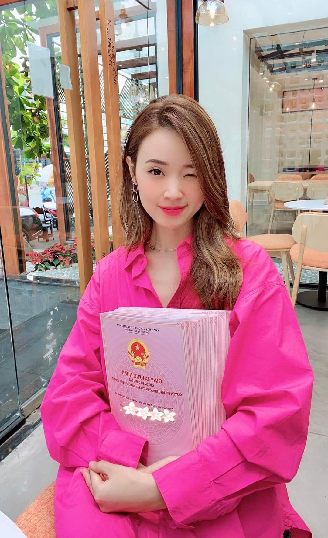 Cầm sổ đỏ đều tay như cầm giáo án. (Ảnh: FNBV)