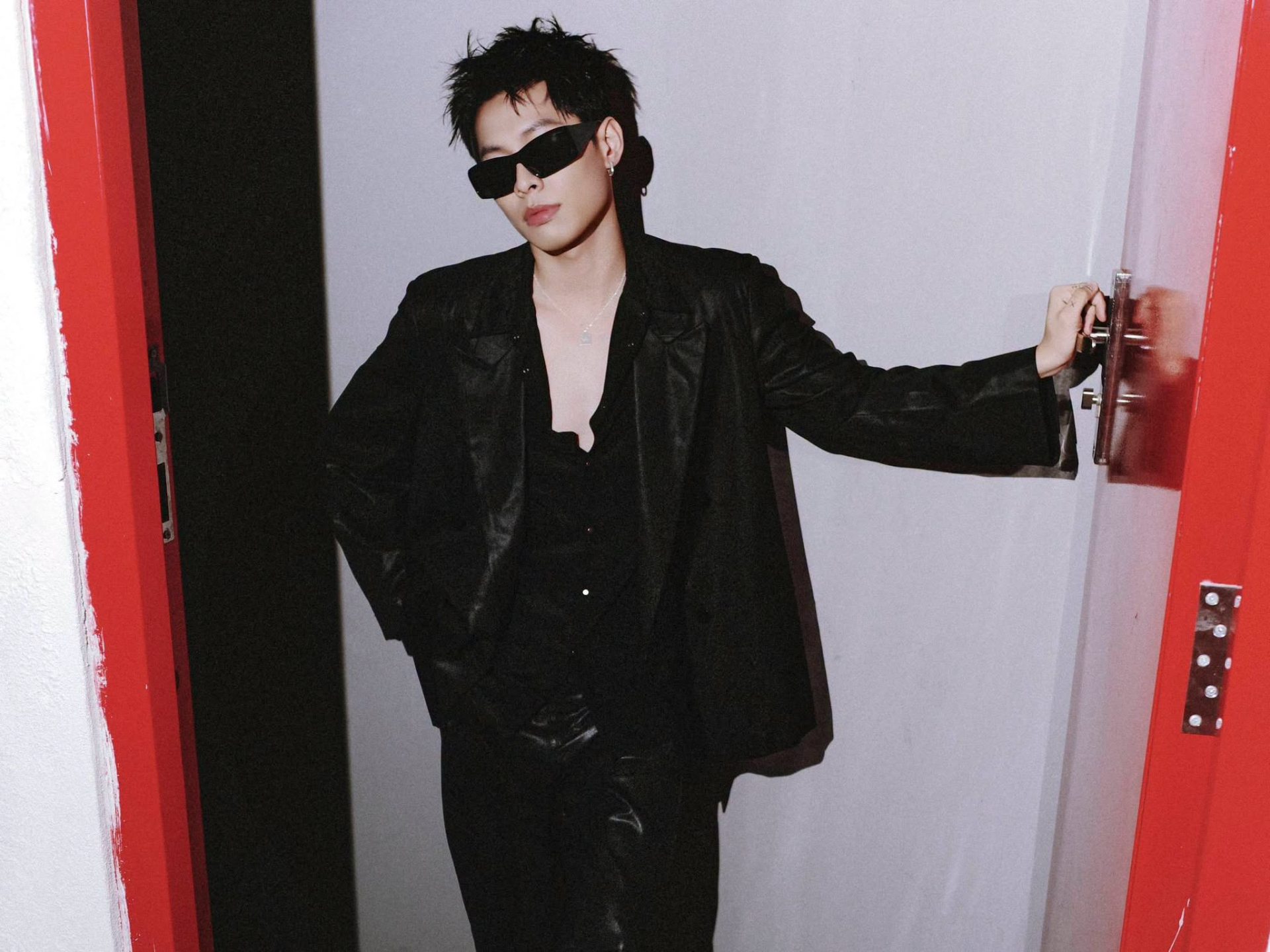 All-black nhưng vô cùng hiệu quả cho HURRYKNG với tóc mới bụi bặm hơn.