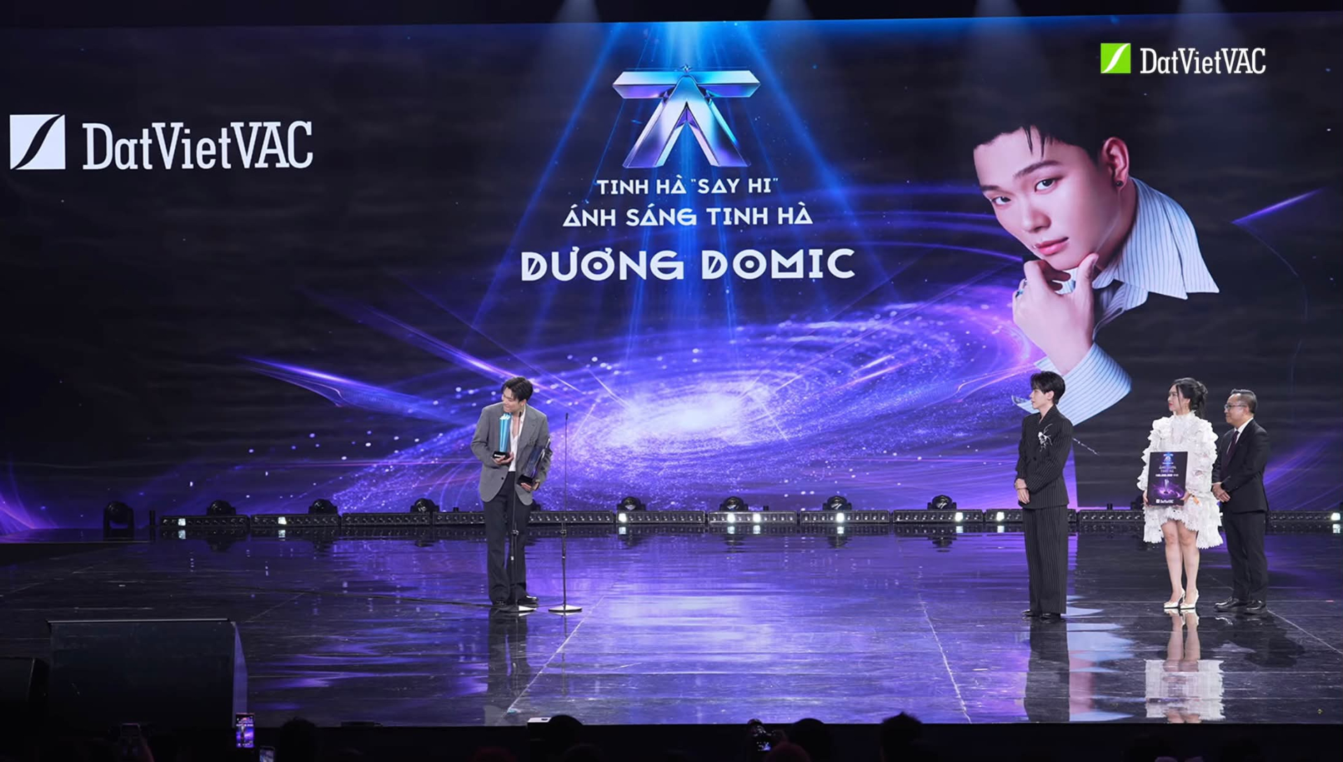 Việc Quang Hùng MasterD rơi vào tình cảnh, theo nhiều cư dân mạng là phải đứng chờ khoảng 10 phút trước khi được trao giải Quán quân chính thức gây tranh cãi