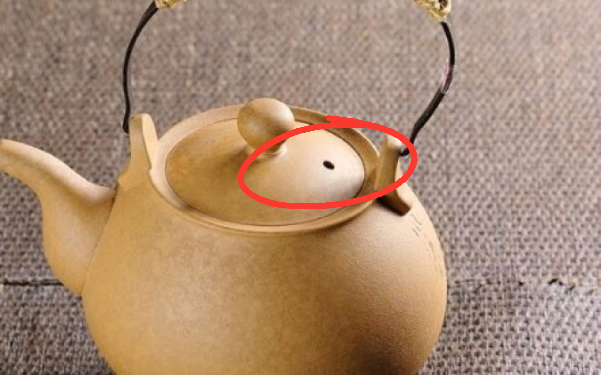 Tại sao có 1 lỗ nhỏ trên nắp ấm trà