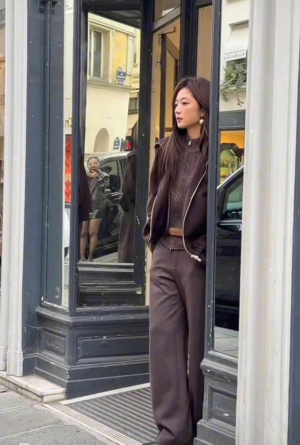 Flora thoát hẳn Đầu Xuân Tươi Sáng, bùng nổ “bá khí” tại fashion week
