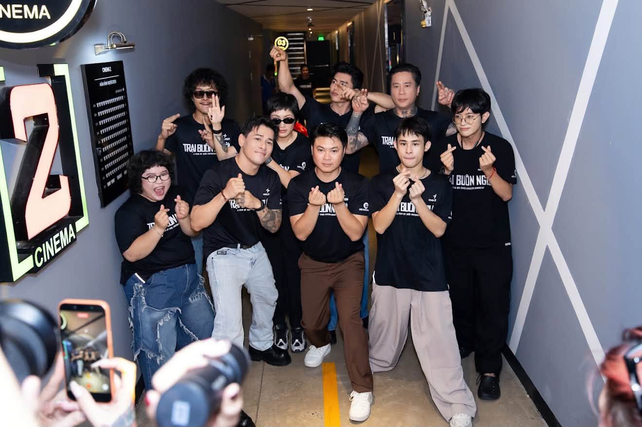 Tùng Mint rạng rỡ đi cinetour cùng đoàn