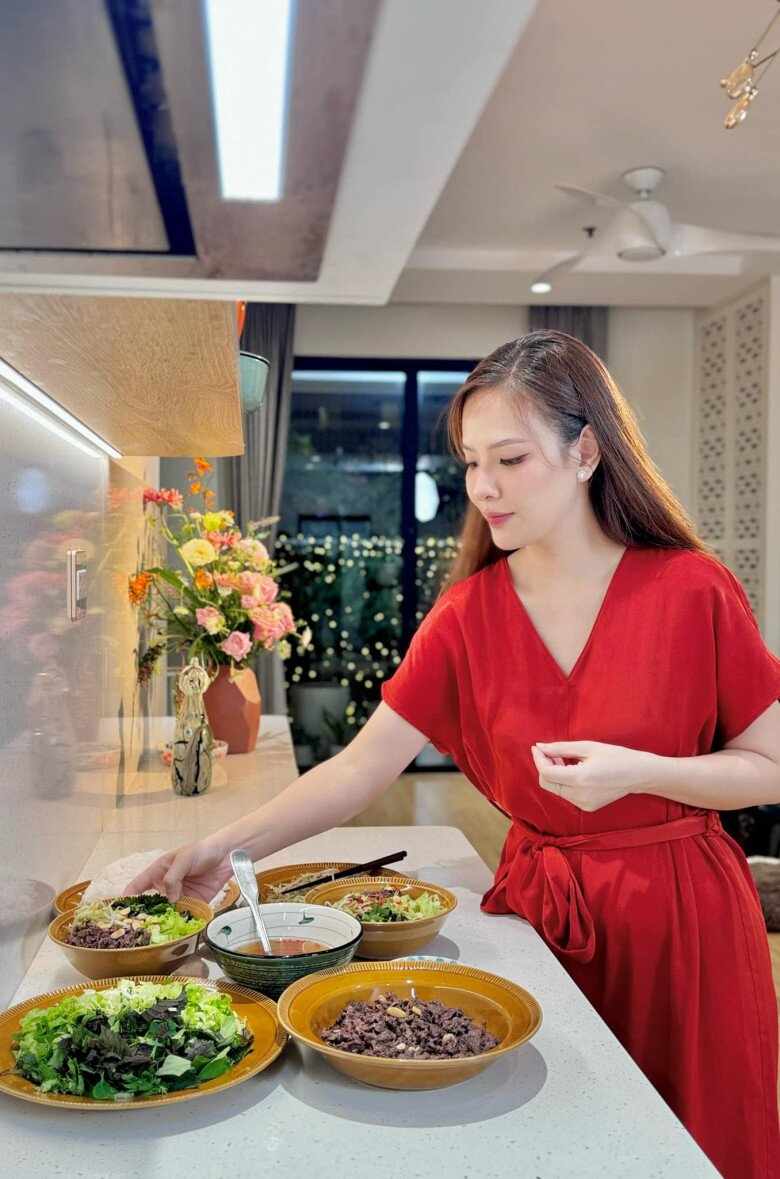 Nữ MC SN 1983 ly hôn rồi tái hôn với mối tình đầu: Chồng là đạo diễn, giờ sống ở chung cư Hà Nội