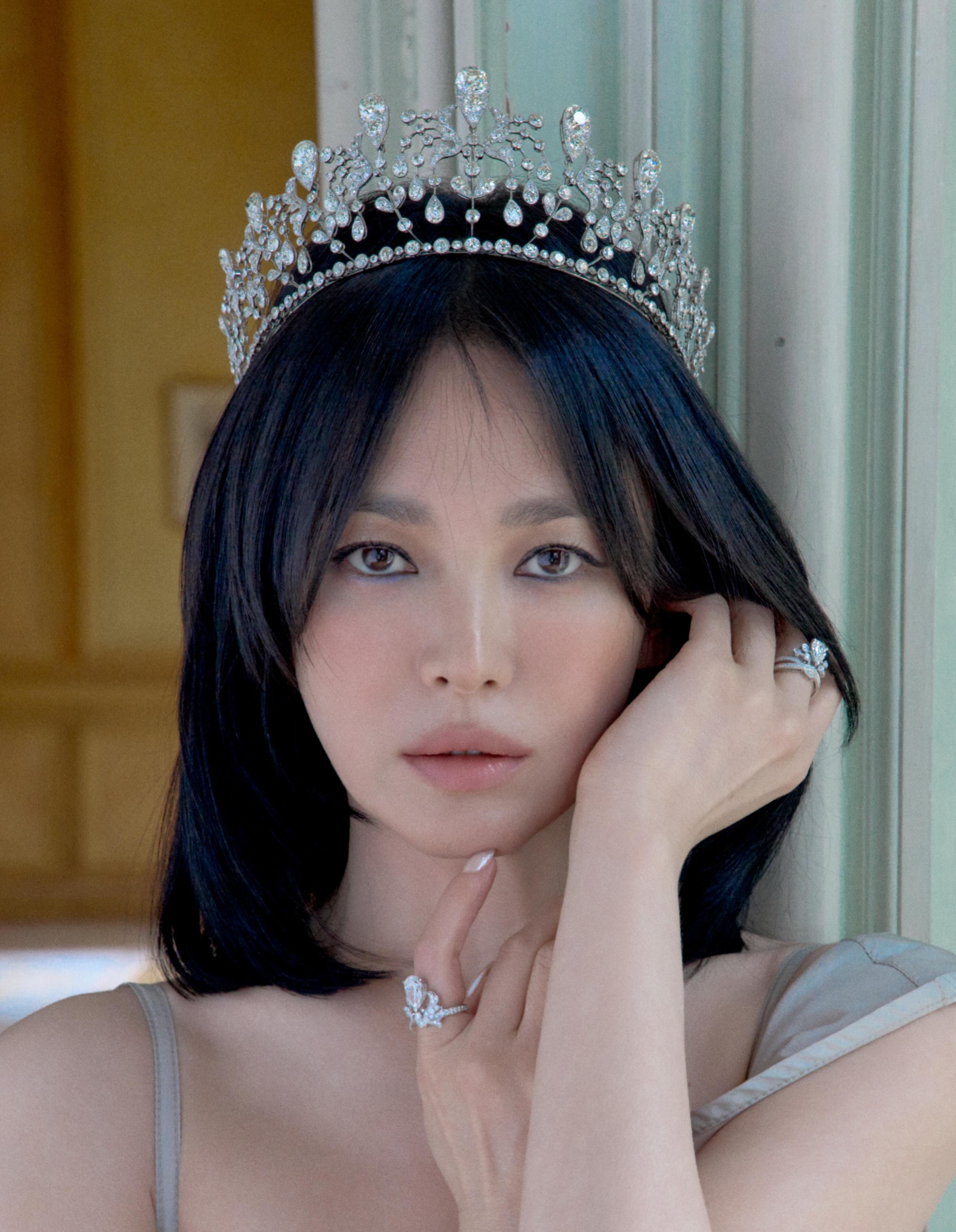 Thiết kế này từng cùng cô gây sốt trên bìa Vogue China cách đây vài tháng.
