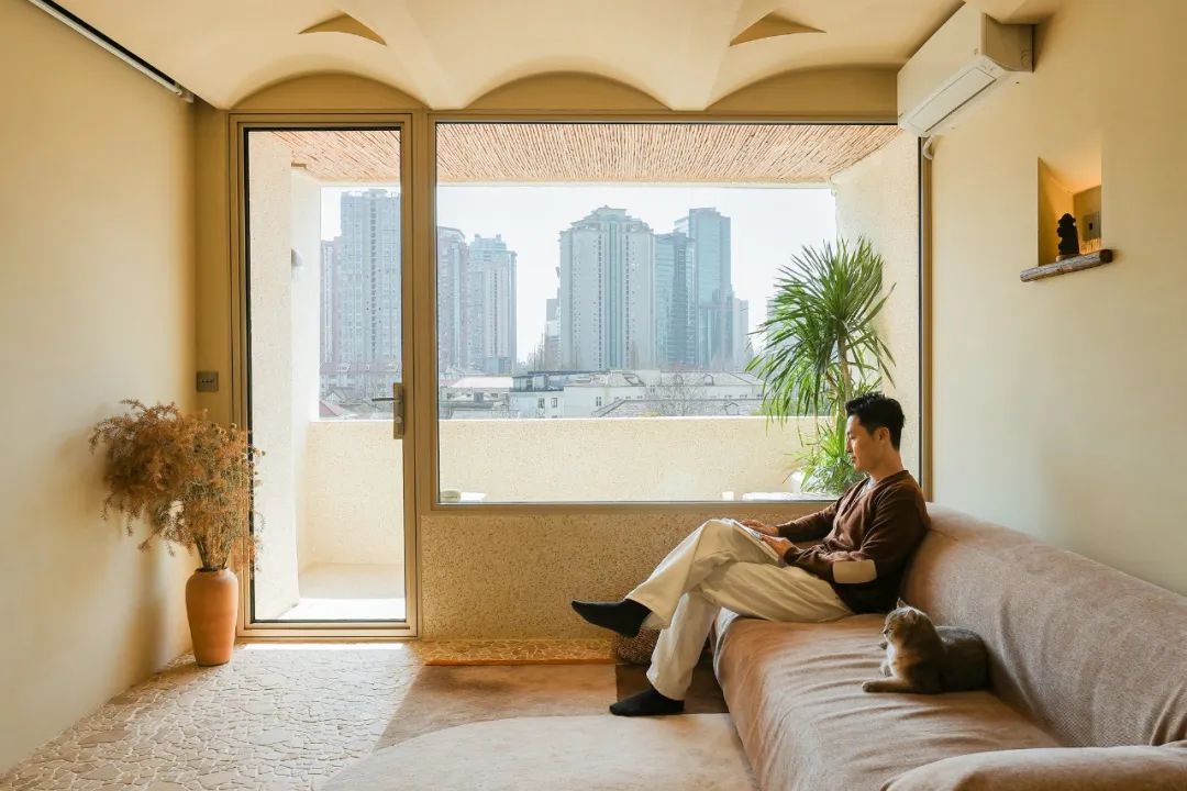 Cui Yu sống cùng 1 chú mèo trong căn nhà đứng tên mình