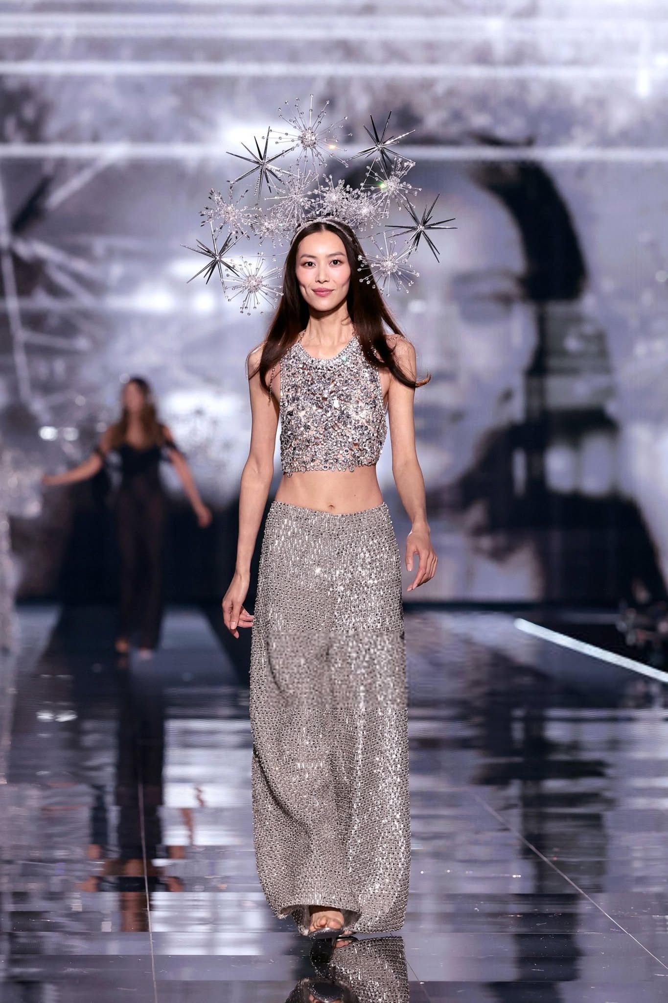 Bạn gái Tỉnh Bách Nhiên trở lại sàn diễn Victoria's Secret