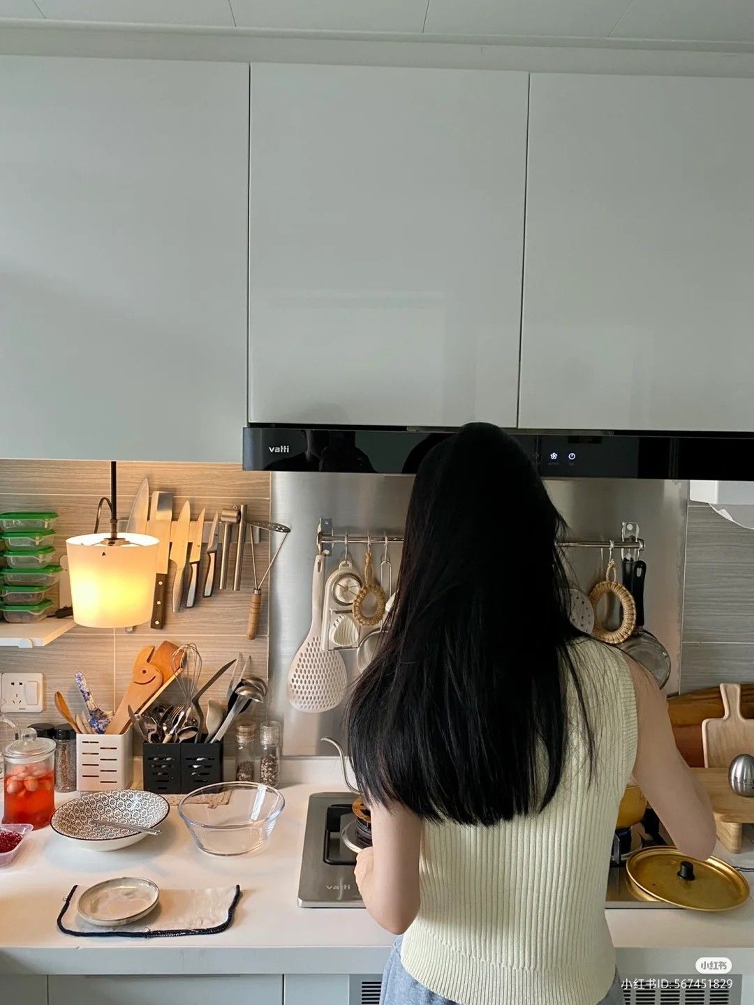 Cảnh khui 2 chiếc thùng xốp nặng 45kg trong nhà bếp lúc 4h sáng của cô gái gây chú ý