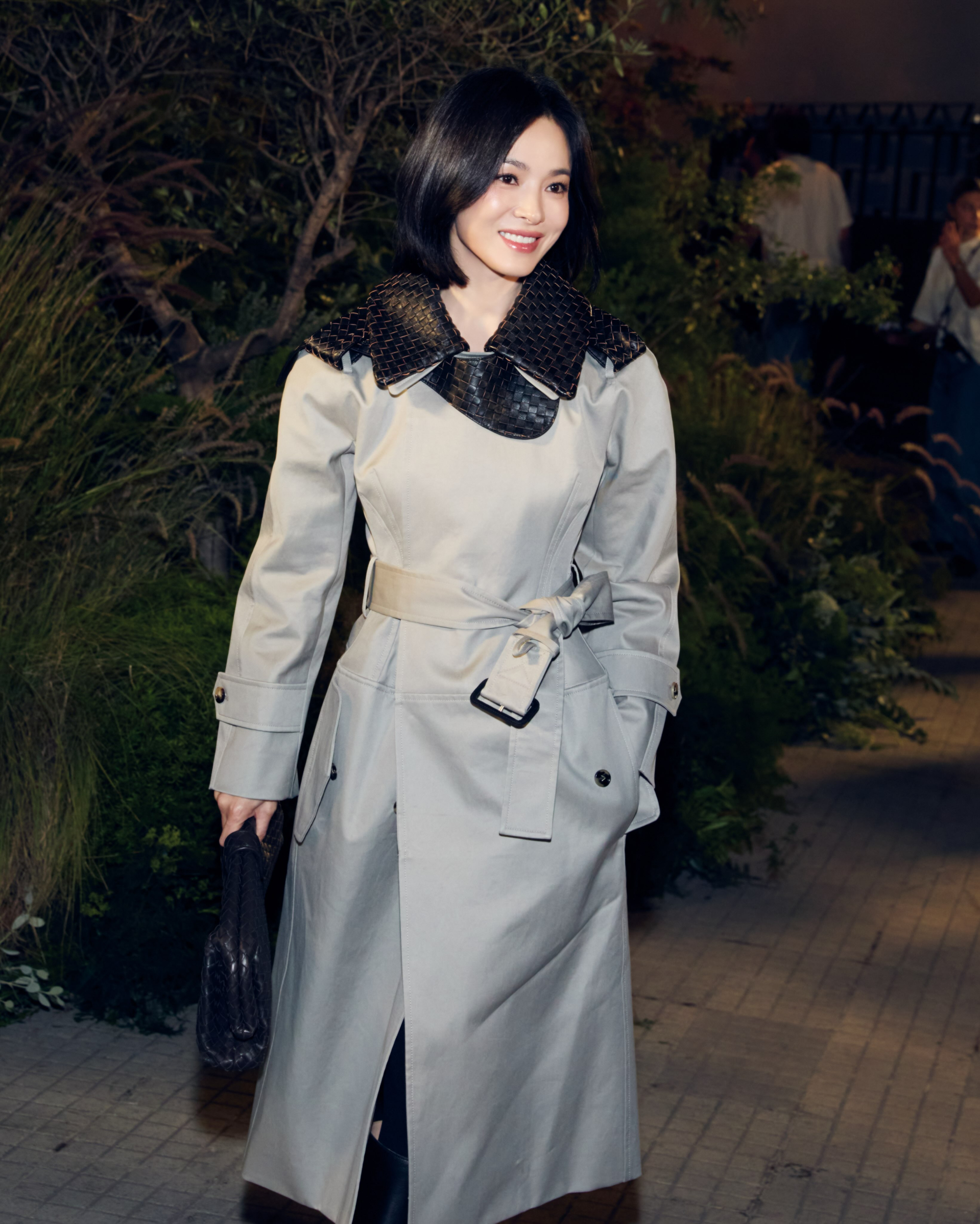 Tạo hình của Song Hye Kyo ở show diễn của Bottega Veneta không có cách biệt quá lớn với street style của cô.