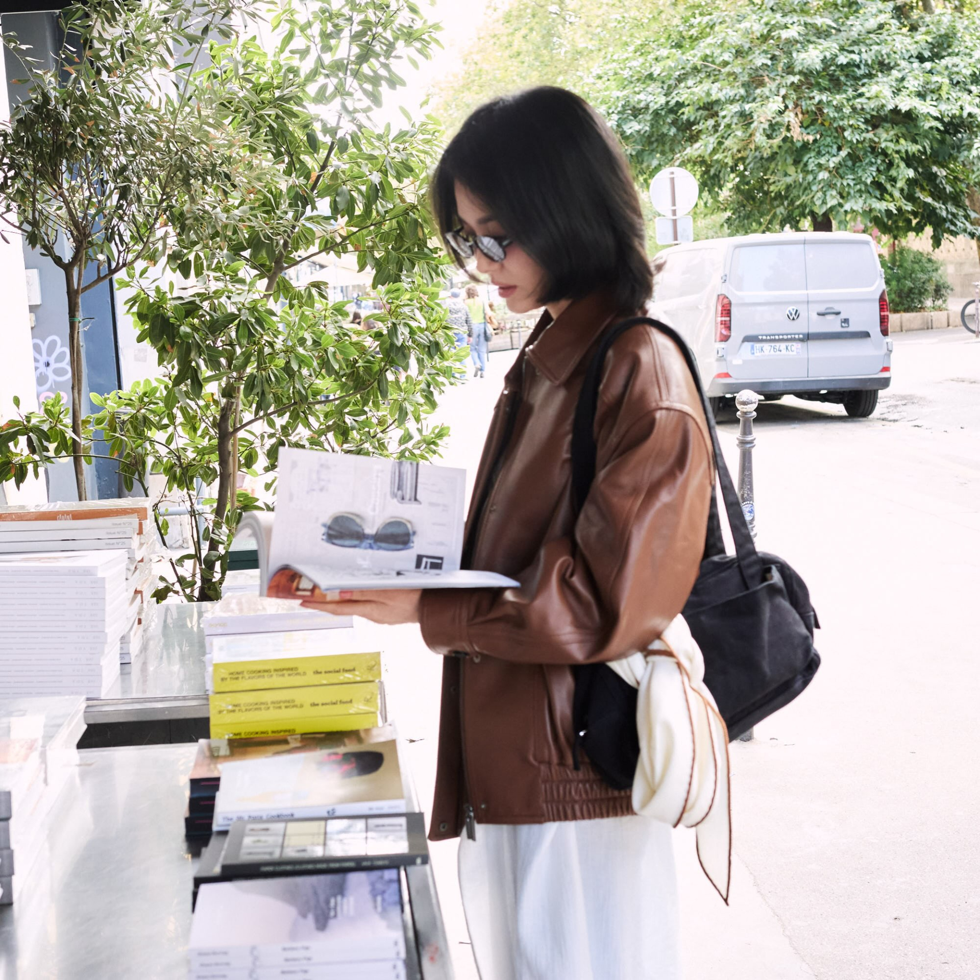 Gu ăn mặc đời thường mang tinh thần hoài cổ, tiết chế của nữ diễn viên trên phố phường châu Âu.