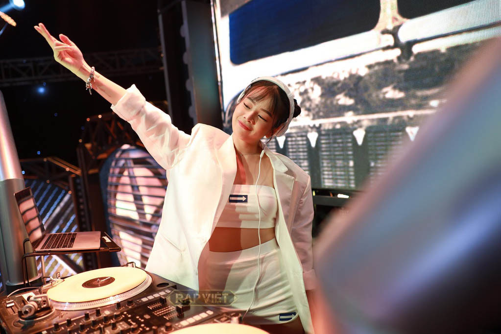 Nếu trước đây, Mie thường gắn liền với hình ảnh DJ trong những bộ trang phục kín đáo, năng động và có phần cá tính