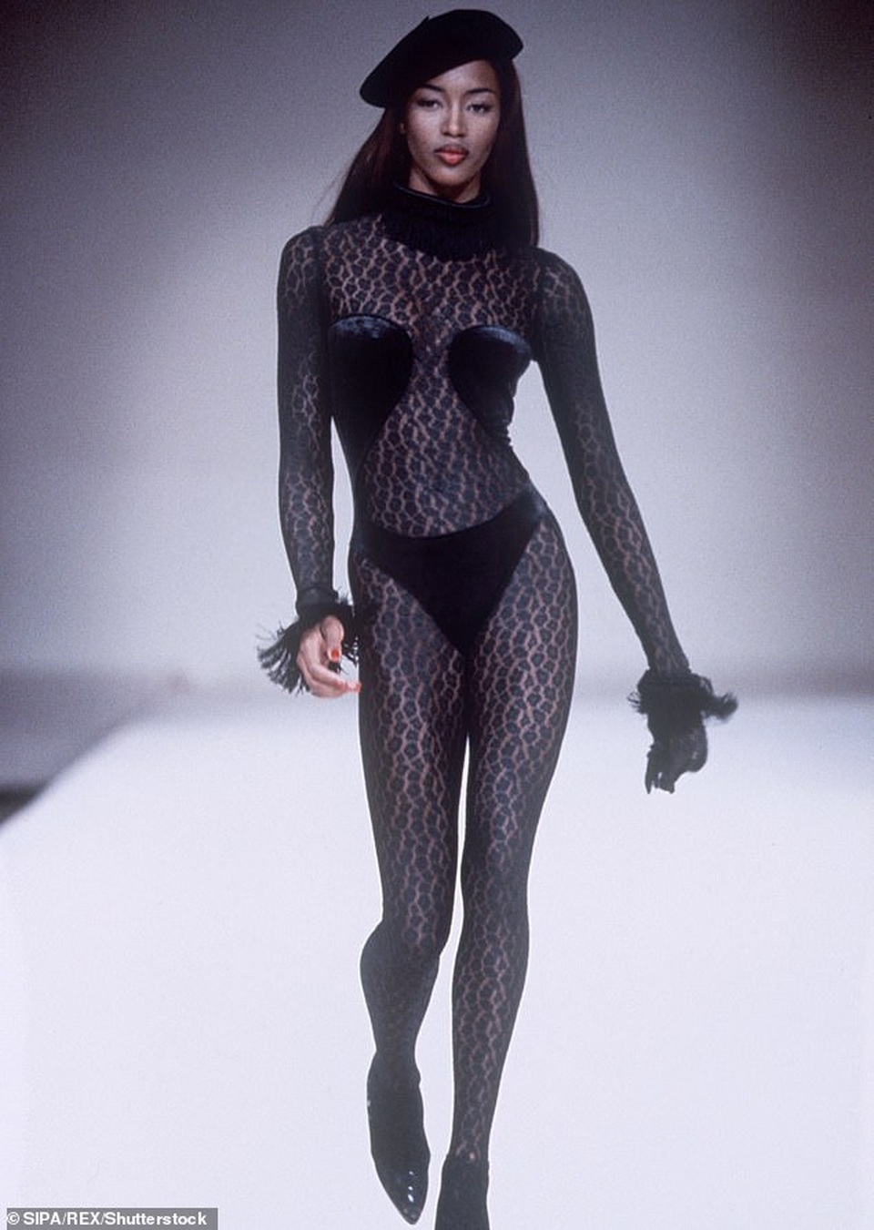 Thiết kế 35 năm tuổi từng được siêu mẫu Naomi Campbell thể hiện trên sàn diễn Alaïa F/W 1991.
