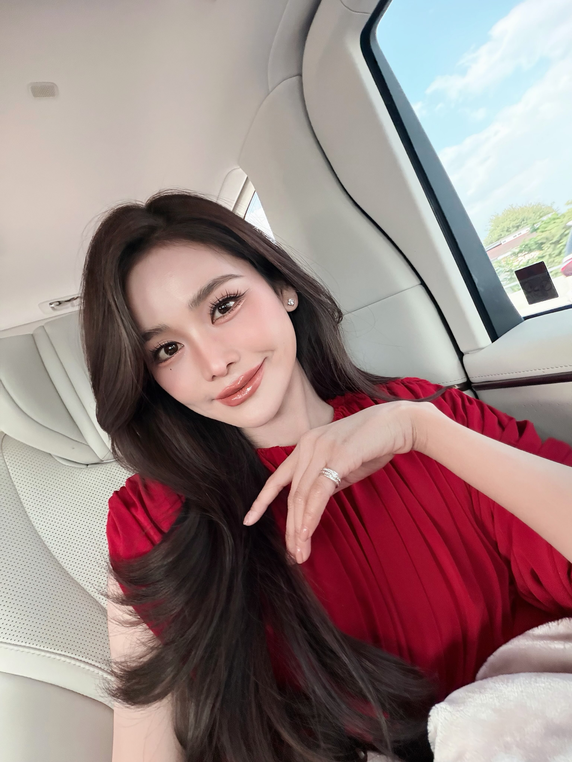 Hoa hậu Thái đến Việt Nam liền giật hết hào quang thảm đỏ: Visual như dát 10 tấn vàng, kiếm tiền bằng chứng khoán đại tài