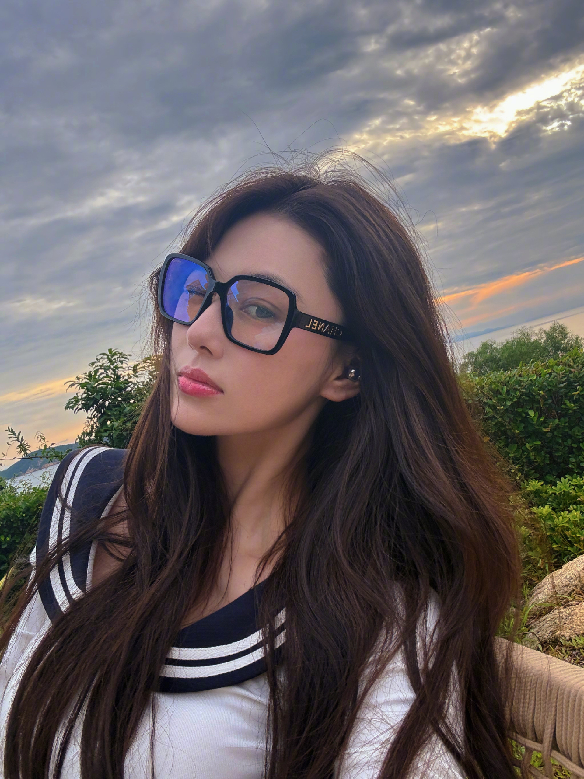 Xả ảnh du lịch mới với đồ thuỷ thủ, Trương Hinh Dư bị kêu cưa sừng làm nghé.