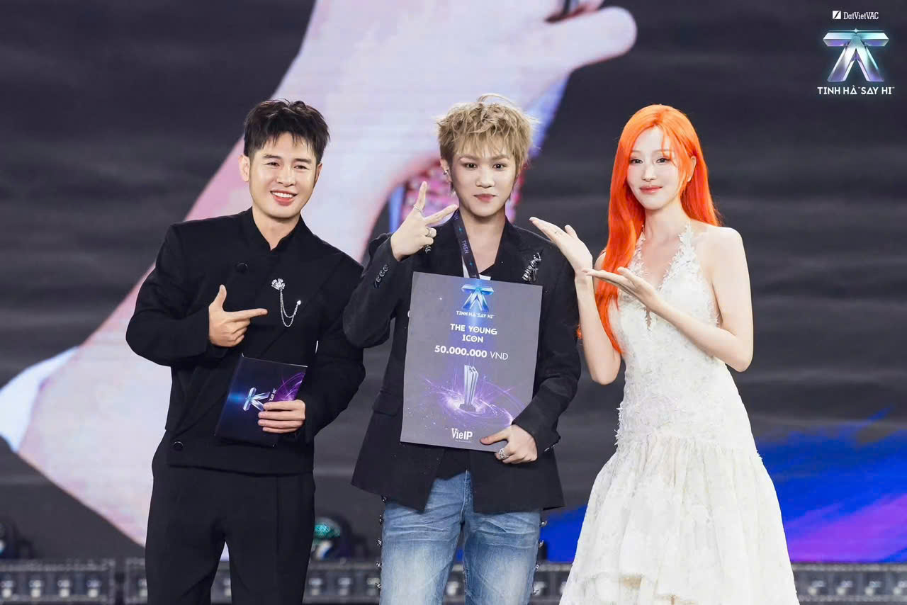 Nam ca sĩ cũng nhận giải thưởng phụ The Young Icon