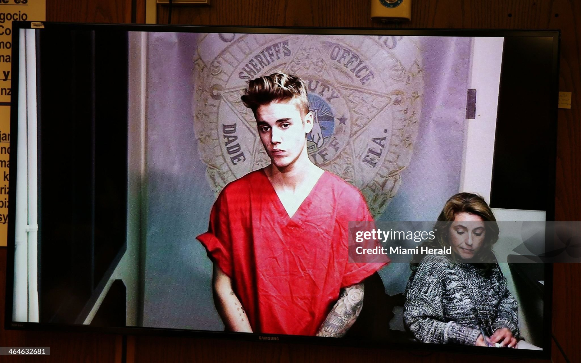 Cảnh Justin Bieber xuất hiện tại phiên tòa qua video từ trại giam được Getty Images chụp lại từ màn hình TV trong phòng xử án.