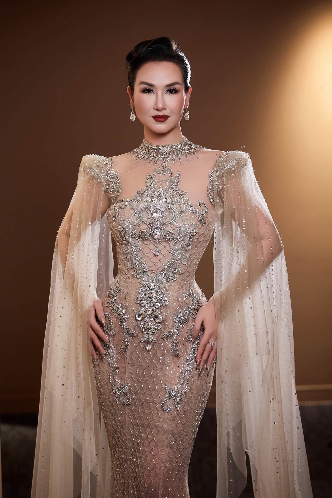 Võ Hạ Trâm tốt nghiệp Nhạc viện TP.HCM với thành tích Á khoa và là giảng viên khoa Thanh nhạc của Nhạc viện TP.HCM