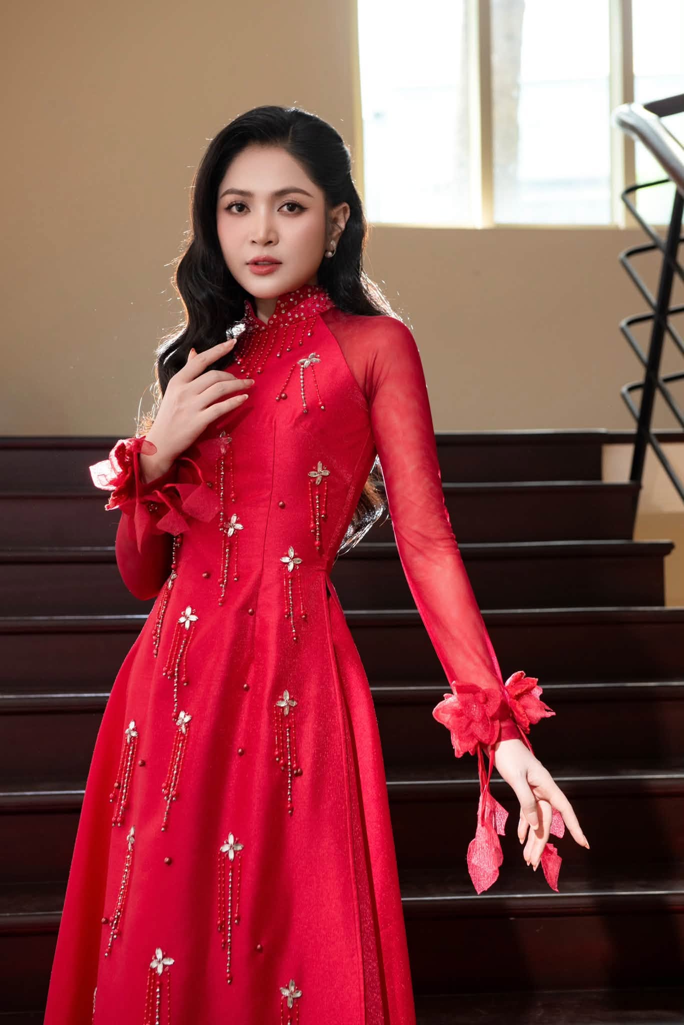 Nguyễn Duyên Quỳnh cũng là giọng ca theo đuổi dòng nhạc chính luận, thường xuyên biểu diễn tại các chương trình văn hóa, nghệ thuật do Nhà nước tổ chức