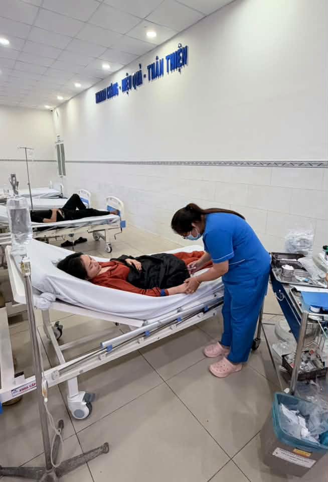 Hình ảnh ca sĩ Duyên Quỳnh đang điều trị tại bệnh viện được trợ lí đăng tải