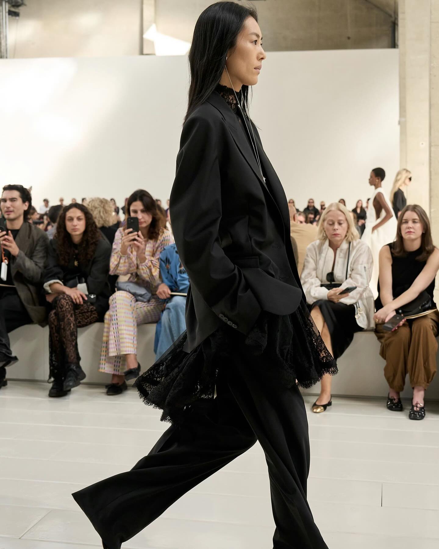 Lưu Văn - Paris Fashion Week - Balenciaga SS27