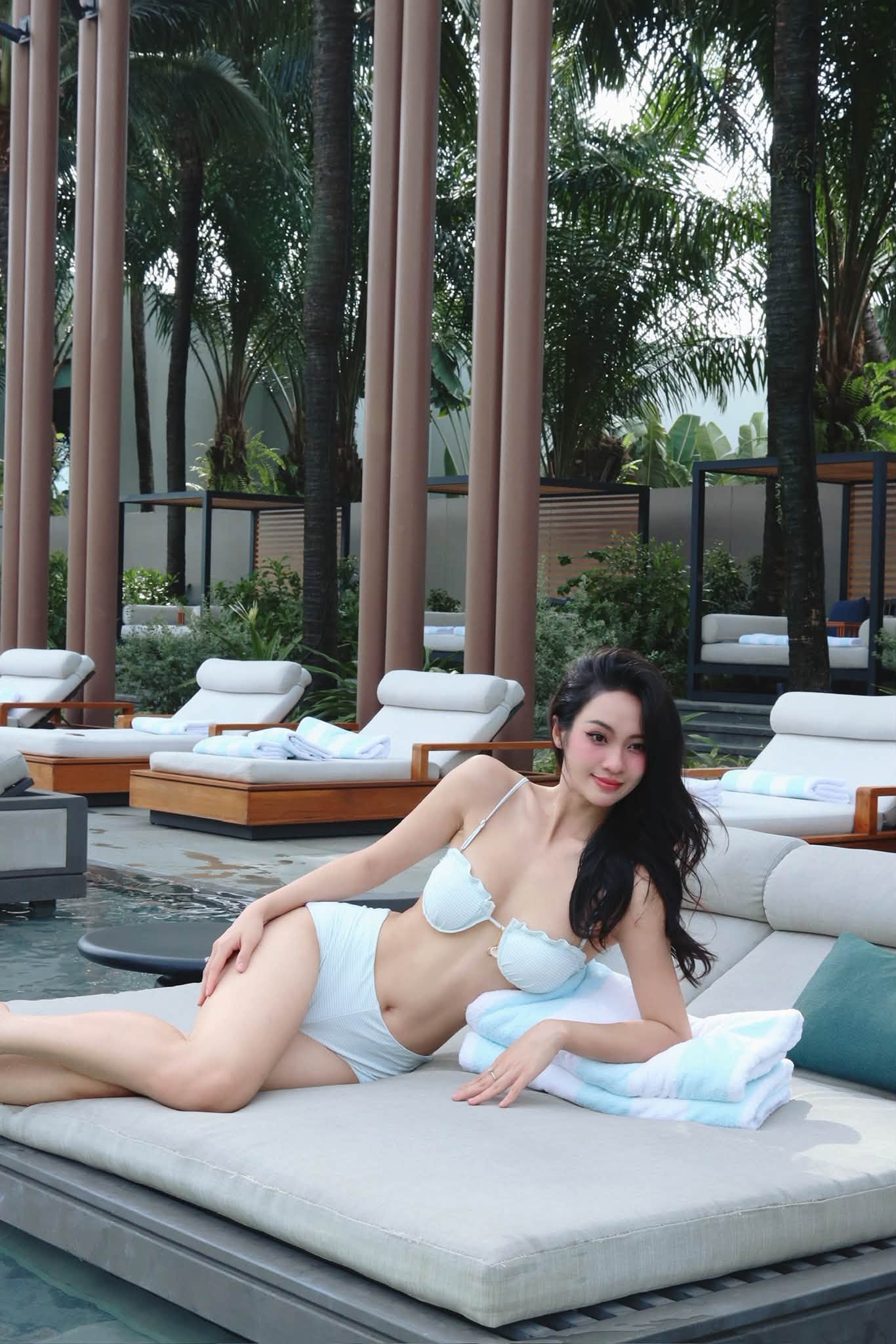 Vũ Thúy Quỳnh diện bộ áo tắm hai mảnh khoe vóc dáng nóng bỏng trước khi mang thai...