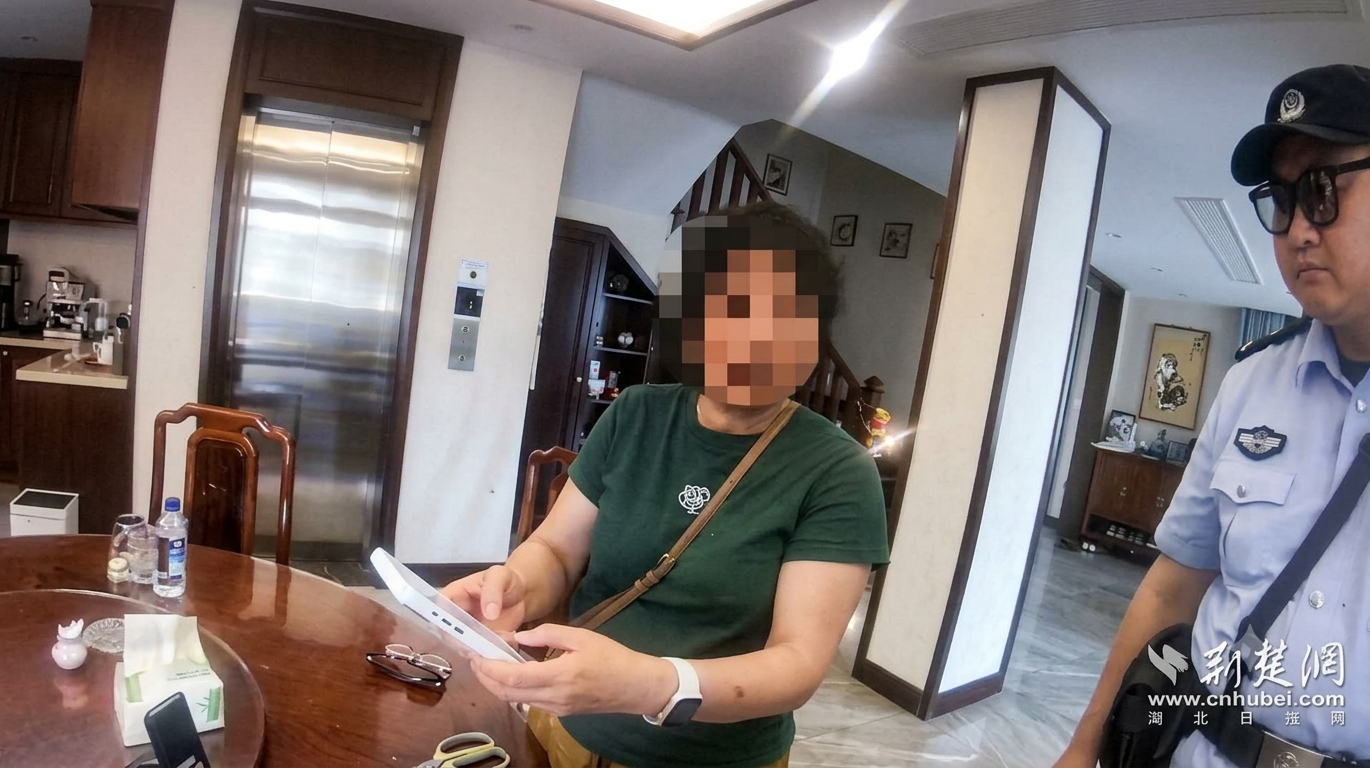 Cảnh sát đến nhà Wang làm việc