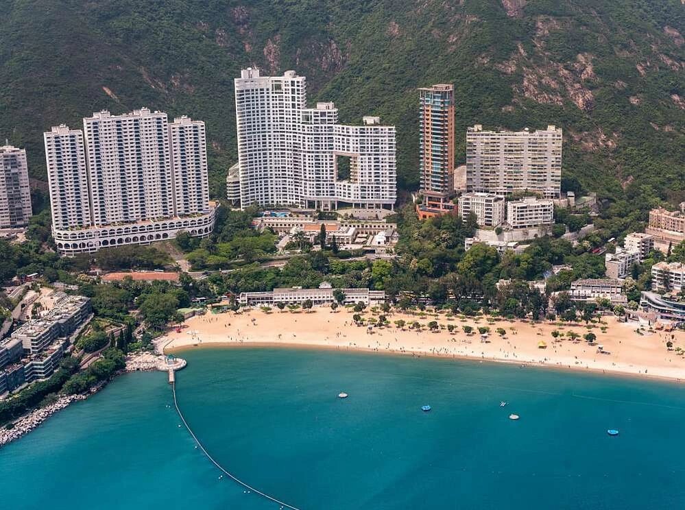 Tại sao các toà nhà ở Hong Kong luôn có lỗ thủng ở giữa?
