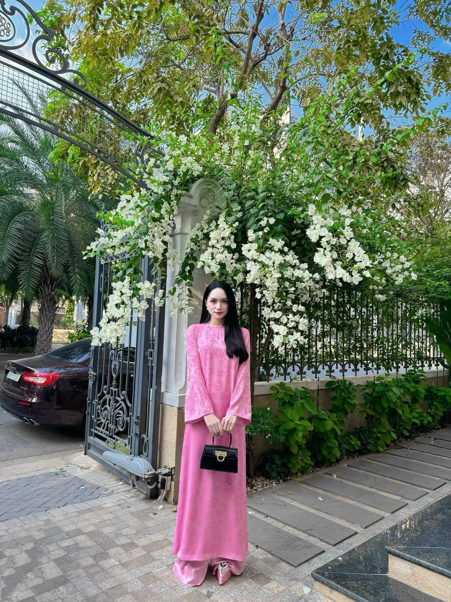 Hương Giang check-in trong biệt thự triệu đô ở TP.HCM 