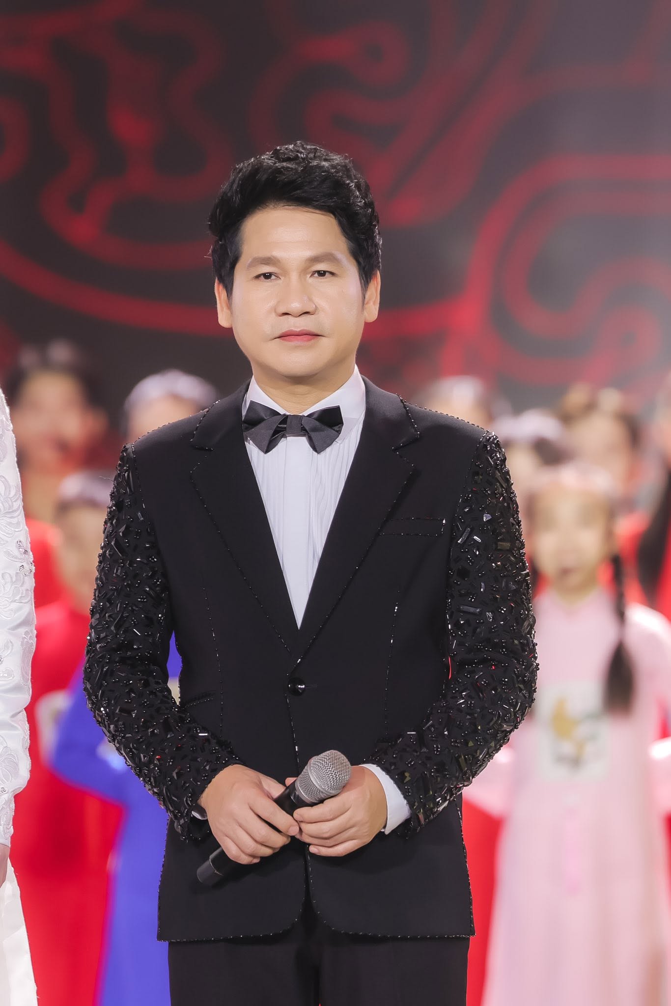 Ca sĩ quê Thanh Hóa cưới vợ thanh mai trúc mã: Sở hữu biệt thự 4.000m² ở ngoại thành Hà Nội, chỉ đam mê