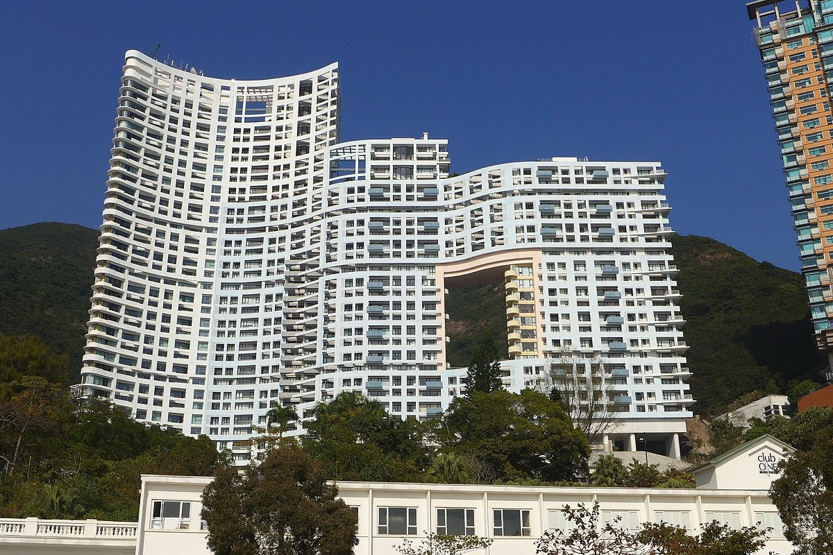 Tại sao các toà nhà ở Hong Kong luôn có lỗ thủng ở giữa?