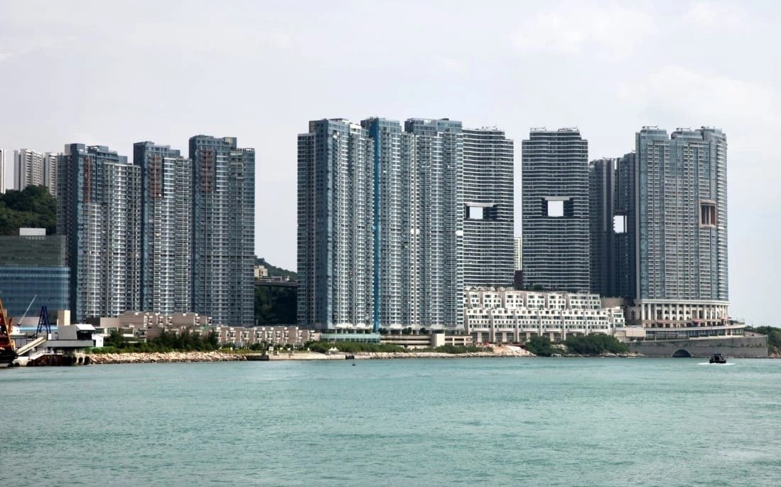 Tại sao các toà nhà ở Hong Kong luôn có lỗ thủng ở giữa?