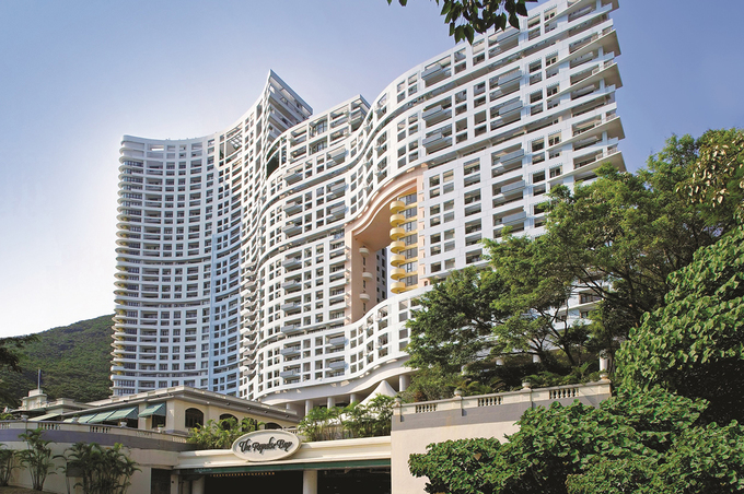 Tại sao các toà nhà ở Hong Kong luôn có lỗ thủng ở giữa?