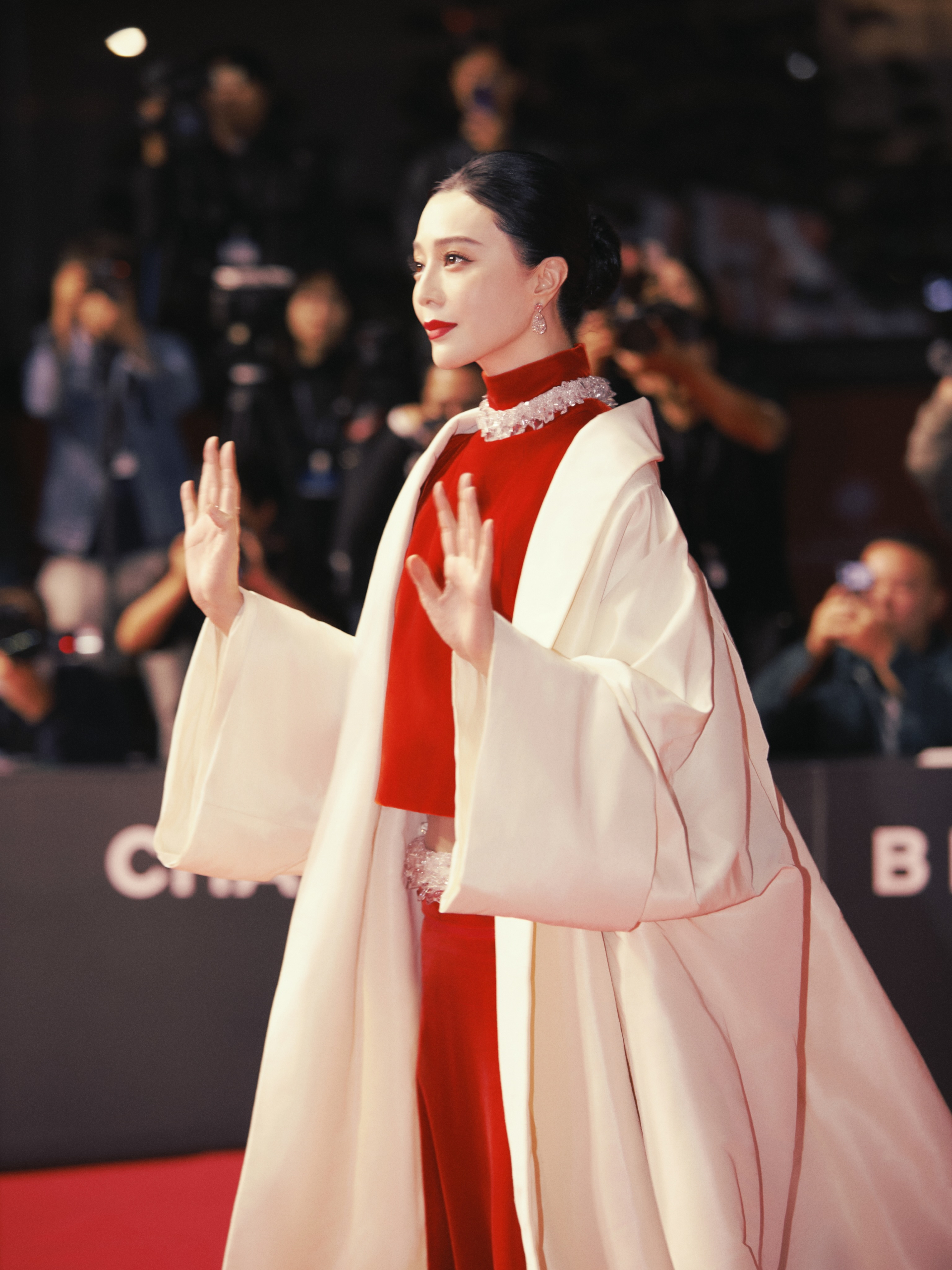 Cùng một layout, đó cũng là ngày nữ diễn viên gây chú ý ở LHP Busan với một thiết kế của Stephane Rolland.