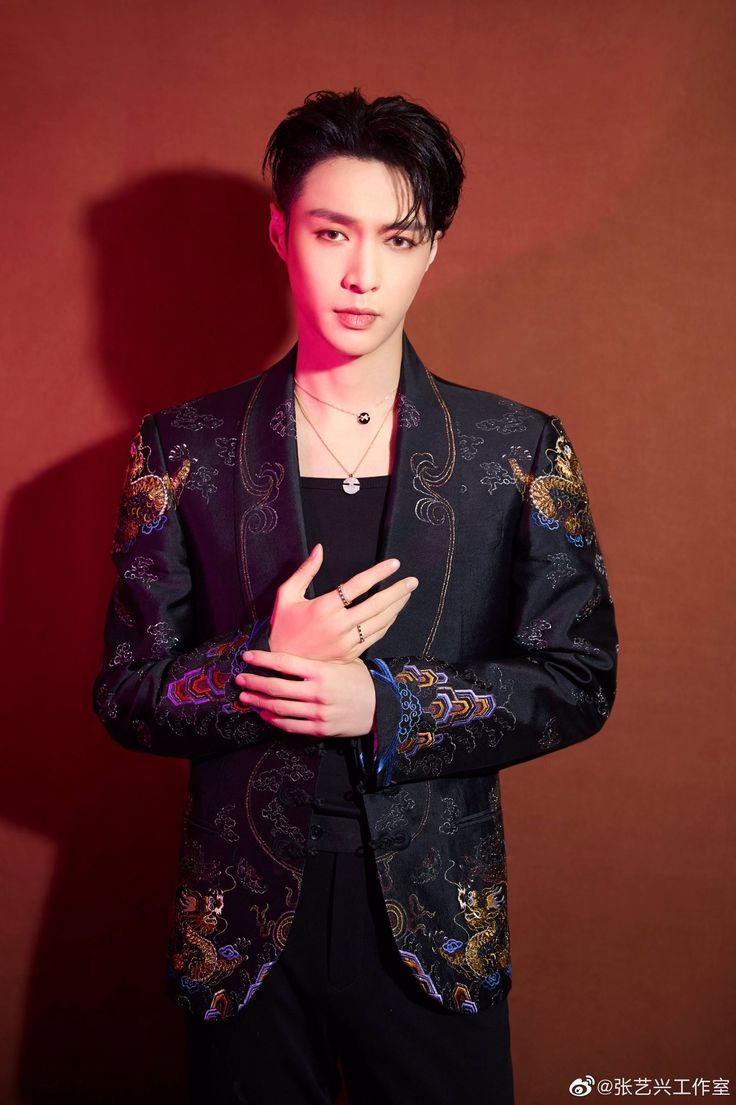 Trương Nghệ Hưng sinh năm 1991, là một trong bốn thành viên Trung Quốc debut cùng EXO vào năm 2012