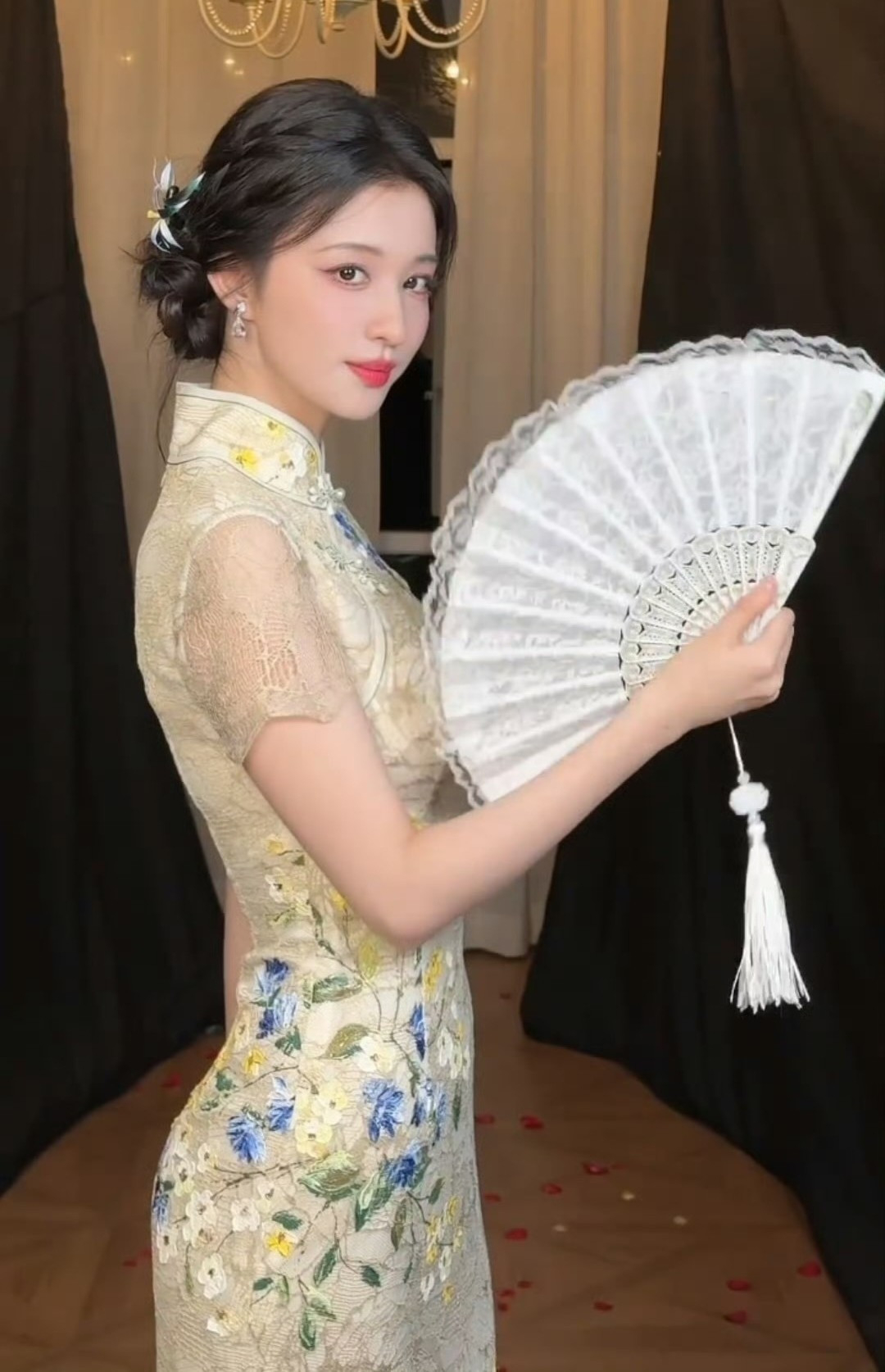 Vương Sở Nhiên được ca ngợi là bản sao hoàn hảo của Lưu Diệc Phi, thậm chí về khoản vóc dáng còn nhỉnh hơn đàn chị. 
