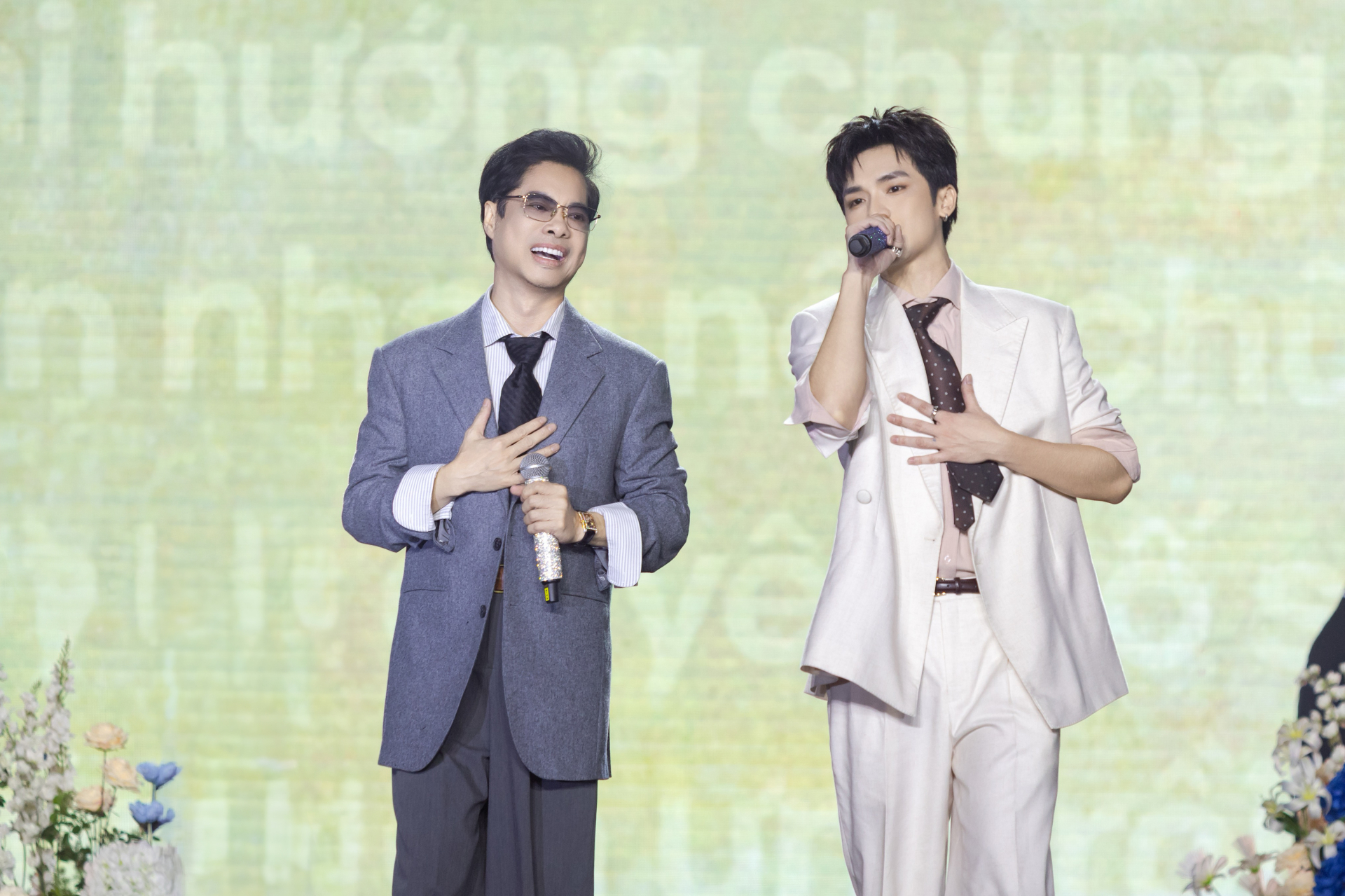 Trước khi phát hành phiên bản song ca cùng danh ca Ngọc Sơn vào ngày 13/10, Vương Bình đã tạo bất ngờ khi mời “Anh Ba” cùng trình diễn Thành-Thân tại fanmeeting