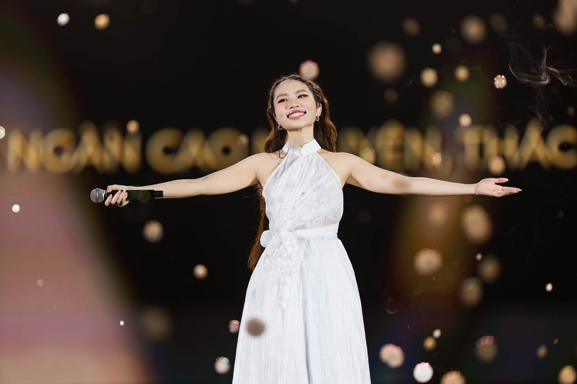 Phương Mỹ Chi đang có một năm 2026 hoạt động sôi nổi, ghi dấu bằng nhiều thành tích đáng chú ý và từng bước khẳng định màu sắc riêng trên thị trường nhạc Việt